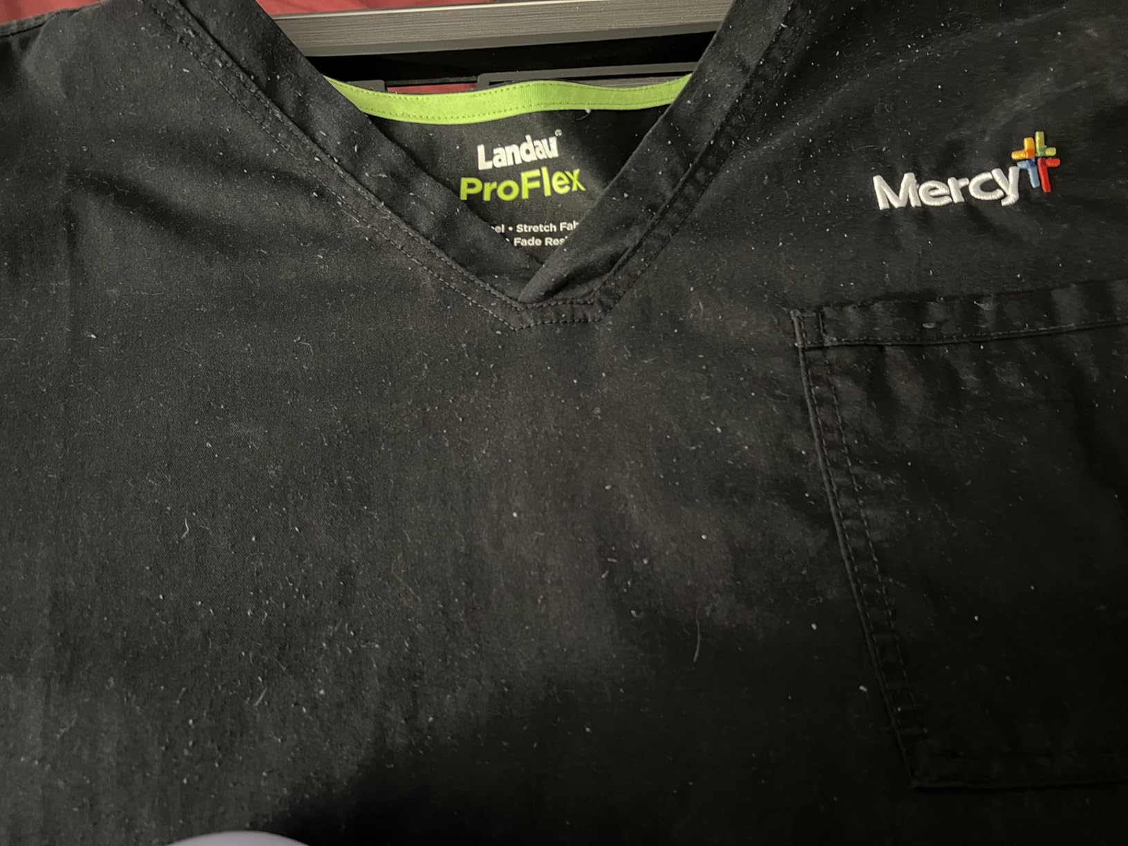 Conair Fabric Shaver and Lint Remover, Battery-Operated Portable Clothes Shaver with 3 Settings, Fuzz Remover for Sweaters, Clothing and Furniture, Large 2-Inch Shaving Head, White customer photo 1