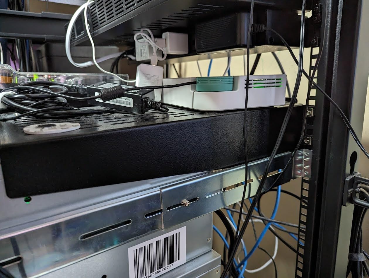 StarTech.com 2U Server Rack Shelf - Universal Vented Rack Mount Cantilever Tray for 19