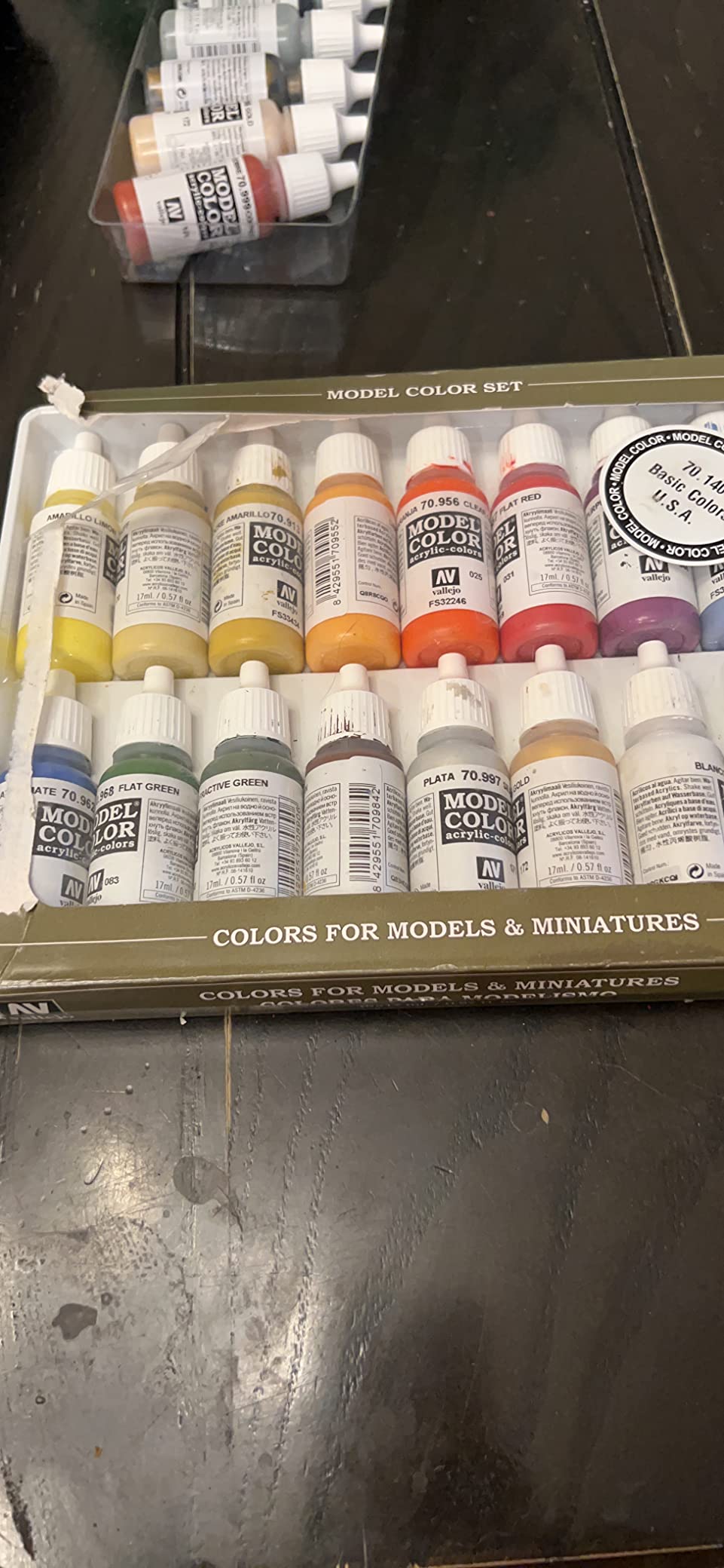 Vallejo Basic Colors USA Acrylic Paint Set | Model Color | Figure Color Series Historical Miniature Kit to Achieve Historical Accuracy with Artist-Grade Pigments | 16 Bottles x 18 ml (0.60 fl.oz.) customer photo 1