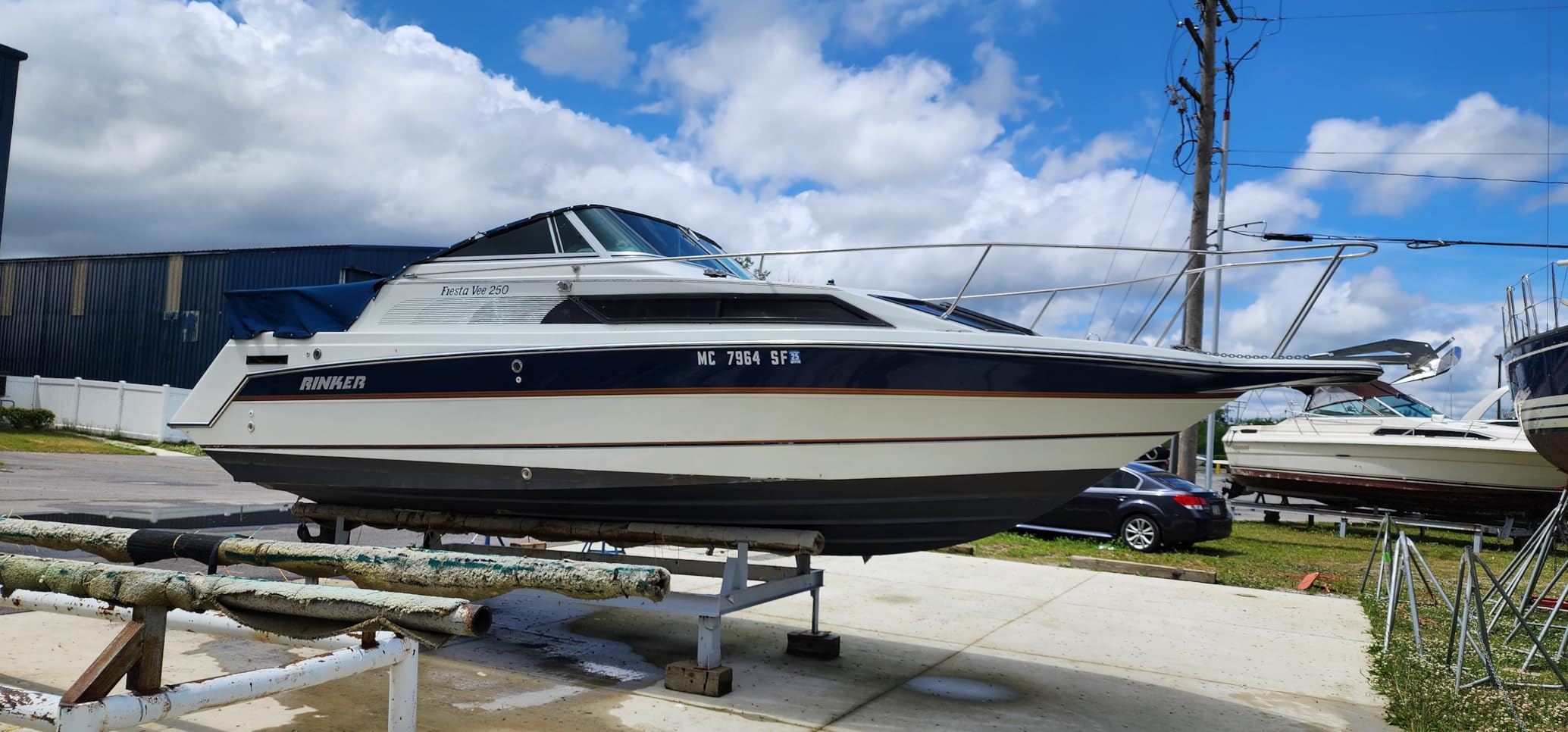 Lewmar V700 12V Vertical Windlass for 1/4