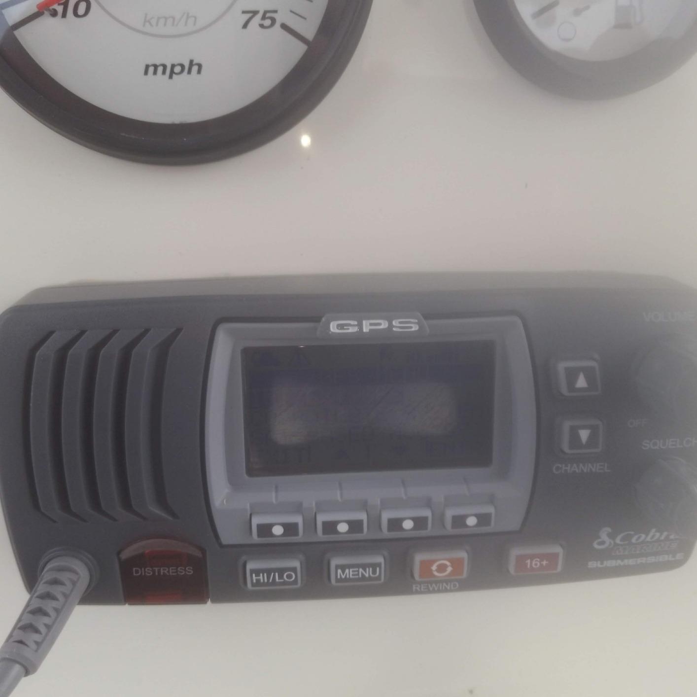 Cobra MR F77W GPS Fixed Mount VHF Marine Radio - 25 Watt VHF, Built-In GPS Receiver, Submersible, LCD Display, Noise Cancelling Mic, NOAA Weather, Signal Strength Meter, Scan Channels, White customer photo 2