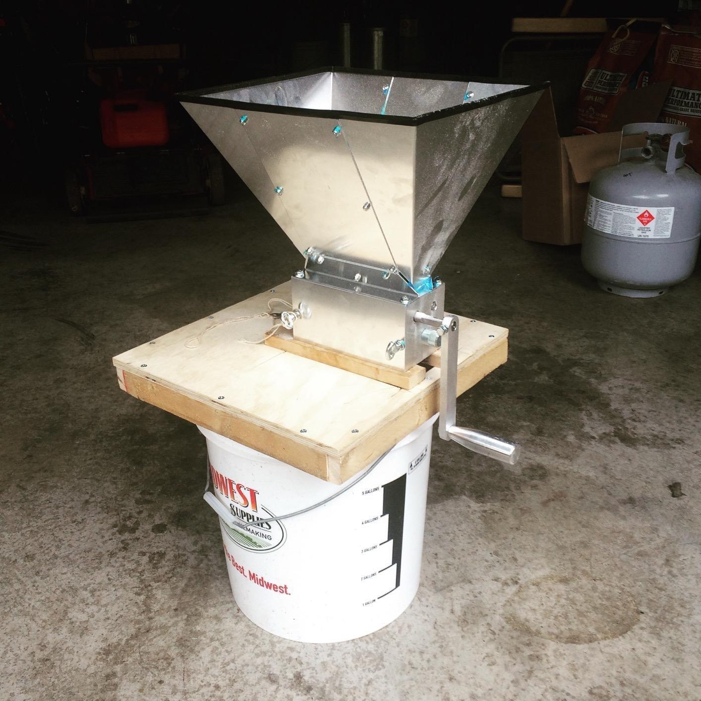 Kegco KM11GM-3R Grain Mill with 11 lb. Hopper and 3 Rollers customer photo 1