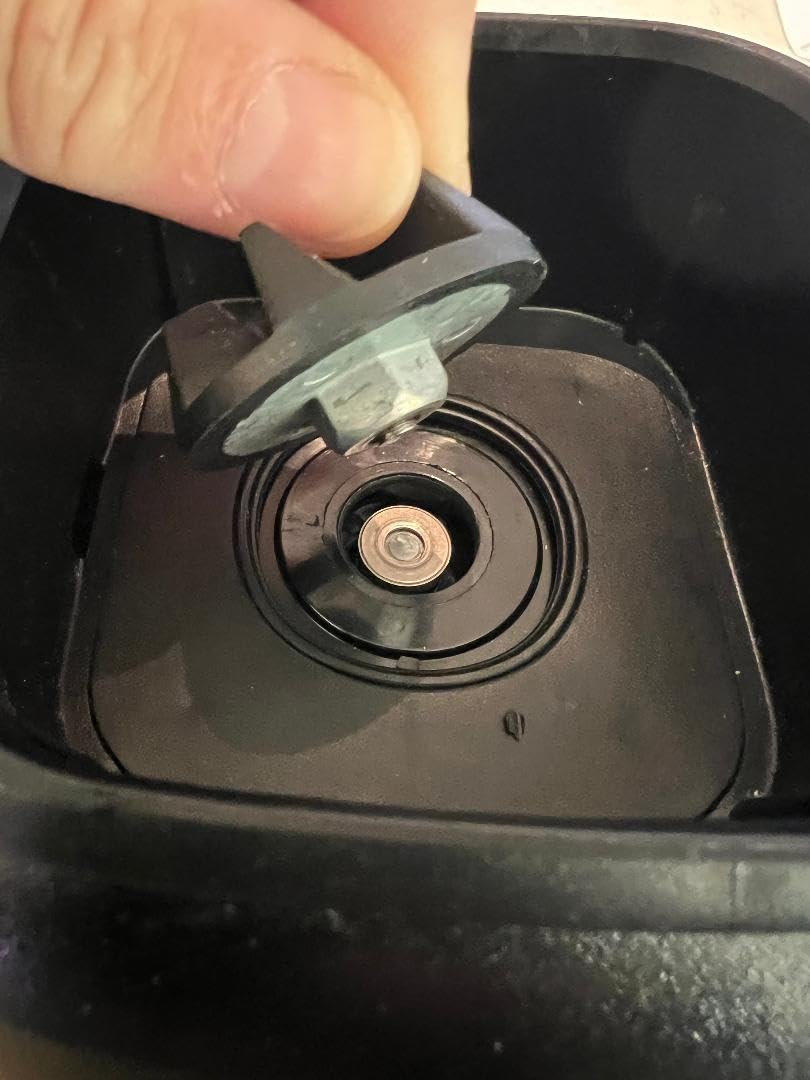 Waring Commercial BB300 Blade 1 HP Blender Toggle Switch Controls with Pulse feature with 48 oz BPA Free Copolyester Stacking Container, 120V, 5-15 Phase Plug, Black customer photo 2