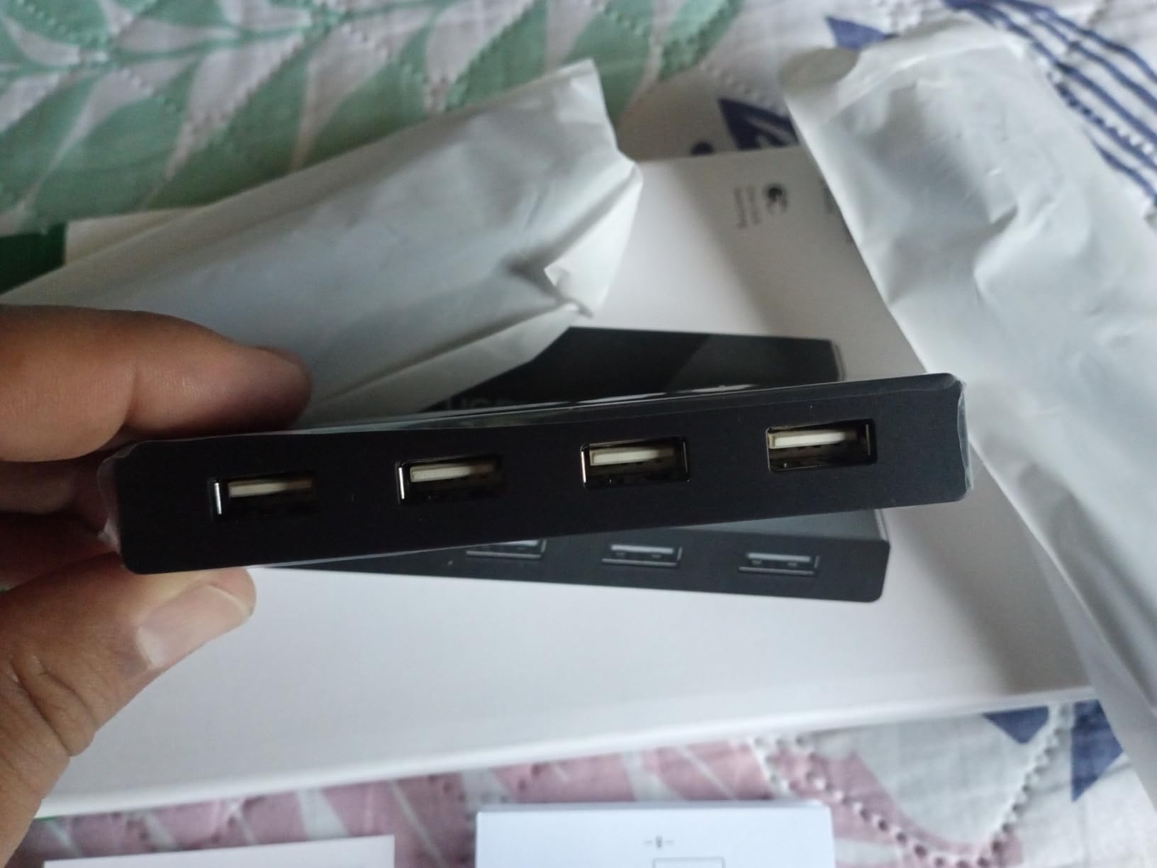 UGREEN USB Switch Selector 2 Computers Sharing 4 USB Devices USB 2.0 Peripheral Switcher Box Hub for Mouse Keyboard Scanner Printer PCs with One-Button Swapping and 2 Pack USB A to A Cable customer photo 2