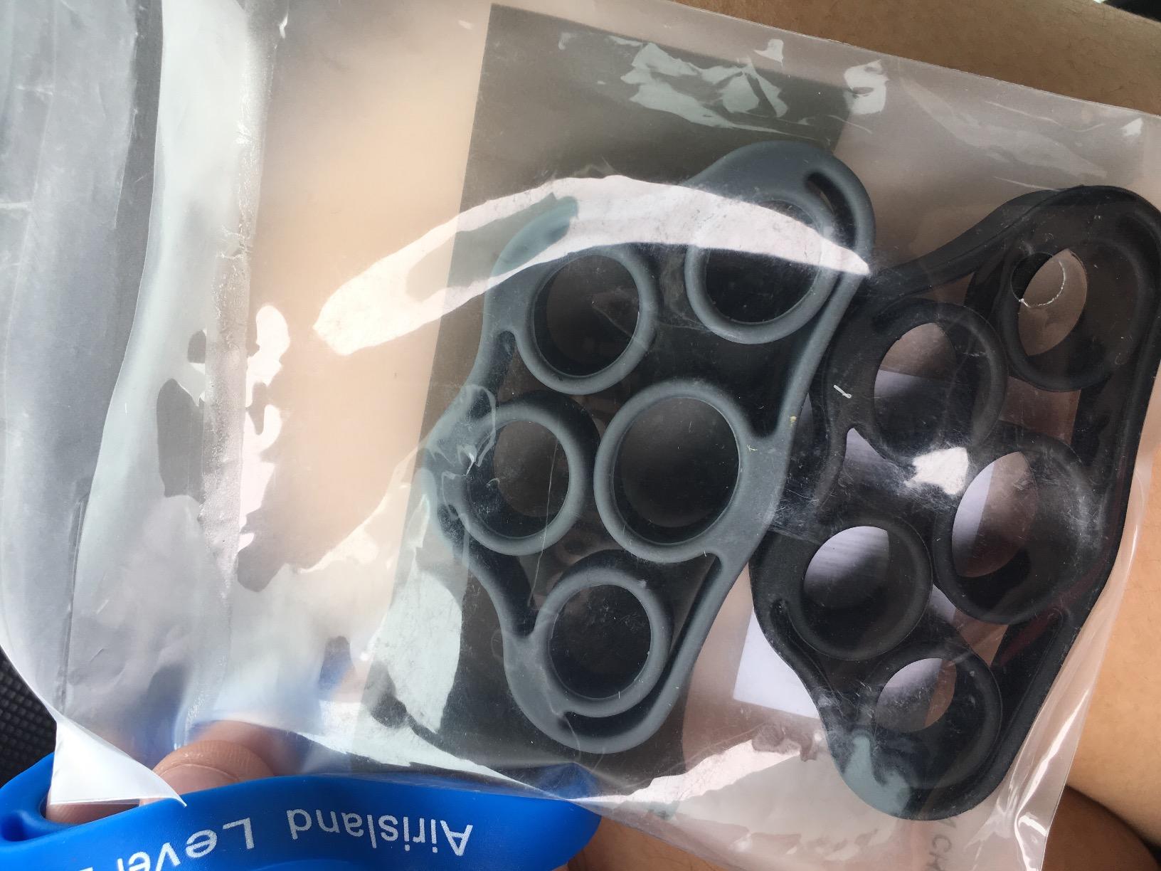 Airisland Finger Stretcher Hand Resistance Bands Hand Extensor Exerciser Finger Grip Strengthener Strength Trainer Gripper Set for Arthritis Carpal Tunnel Exercise Guitar and Rock Climbing 3pcs customer photo 1