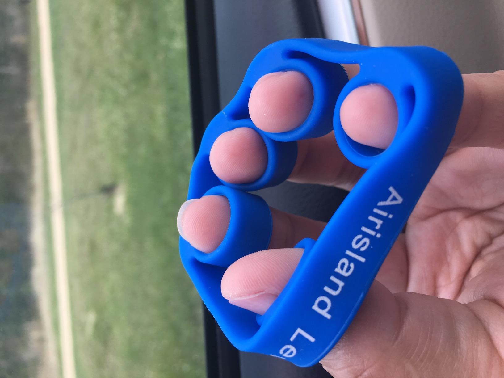 Airisland Finger Stretcher Hand Resistance Bands Hand Extensor Exerciser Finger Grip Strengthener Strength Trainer Gripper Set for Arthritis Carpal Tunnel Exercise Guitar and Rock Climbing 3pcs customer photo 2