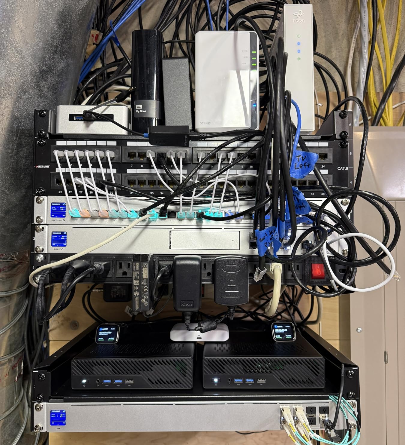 StarTech.com 1U Server Rack Shelf - Vented Rack Mount Cantilever Tray for 19