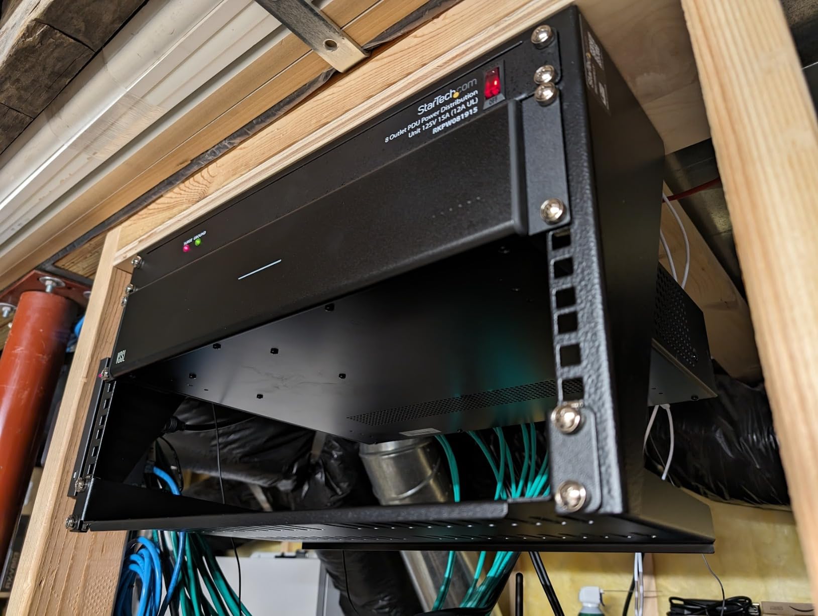 StarTech.com 1U Server Rack Shelf - Vented Rack Mount Cantilever Tray for 19