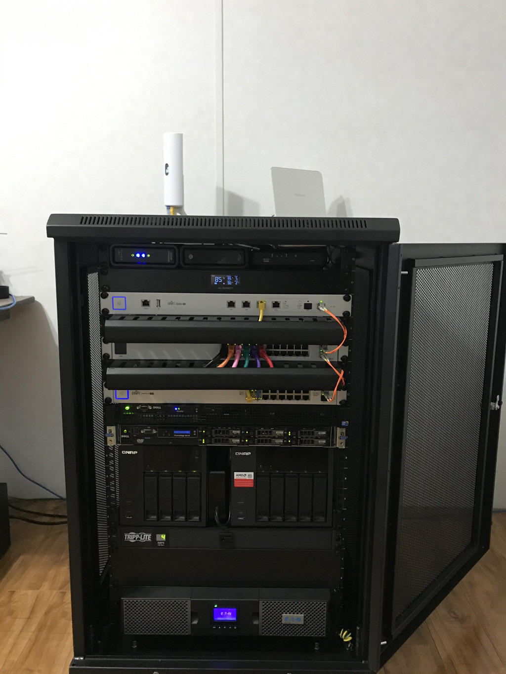 StarTech 24U Enterprise-Grade Server Rack Cabinet Kit, 19in Enclosed 4-Post Rack with Shelf and Cable Management, 29in (75cm) Mounting Depth, 992lb (450kg) Capacity customer photo 1