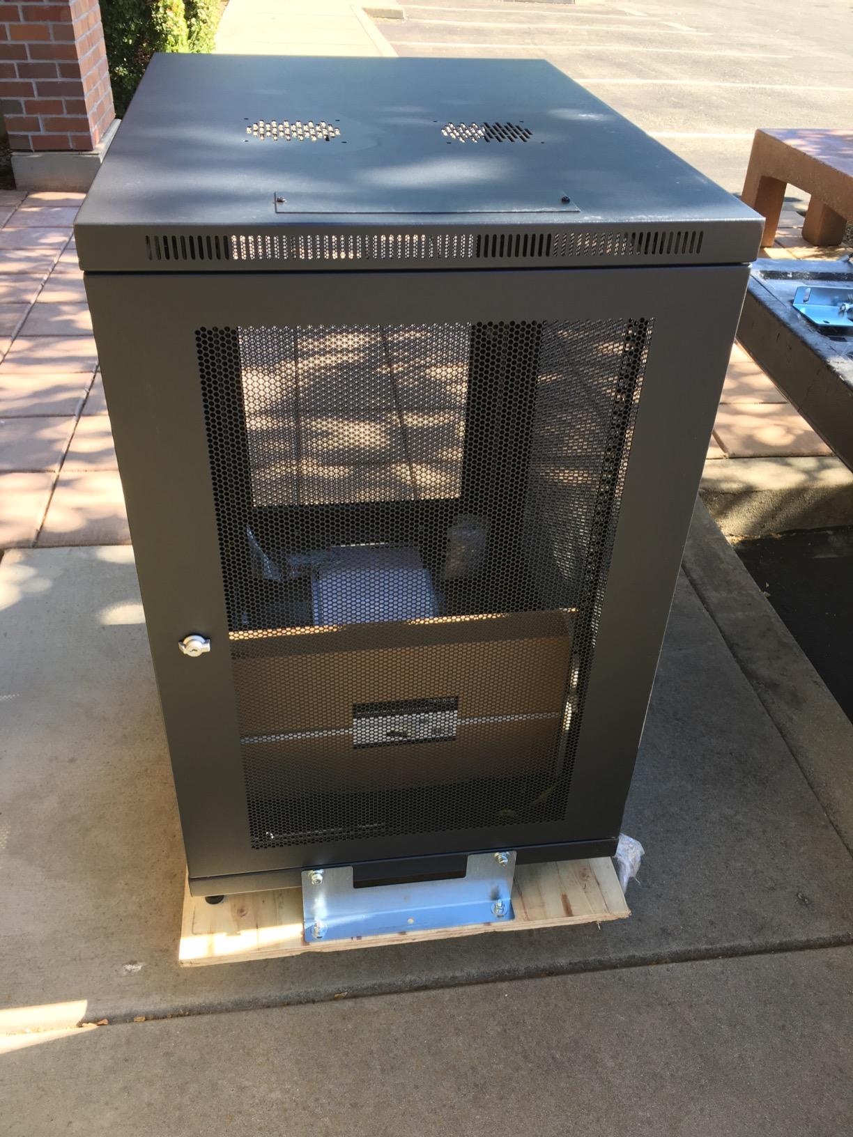 StarTech 24U Enterprise-Grade Server Rack Cabinet Kit, 19in Enclosed 4-Post Rack with Shelf and Cable Management, 29in (75cm) Mounting Depth, 992lb (450kg) Capacity customer photo 2