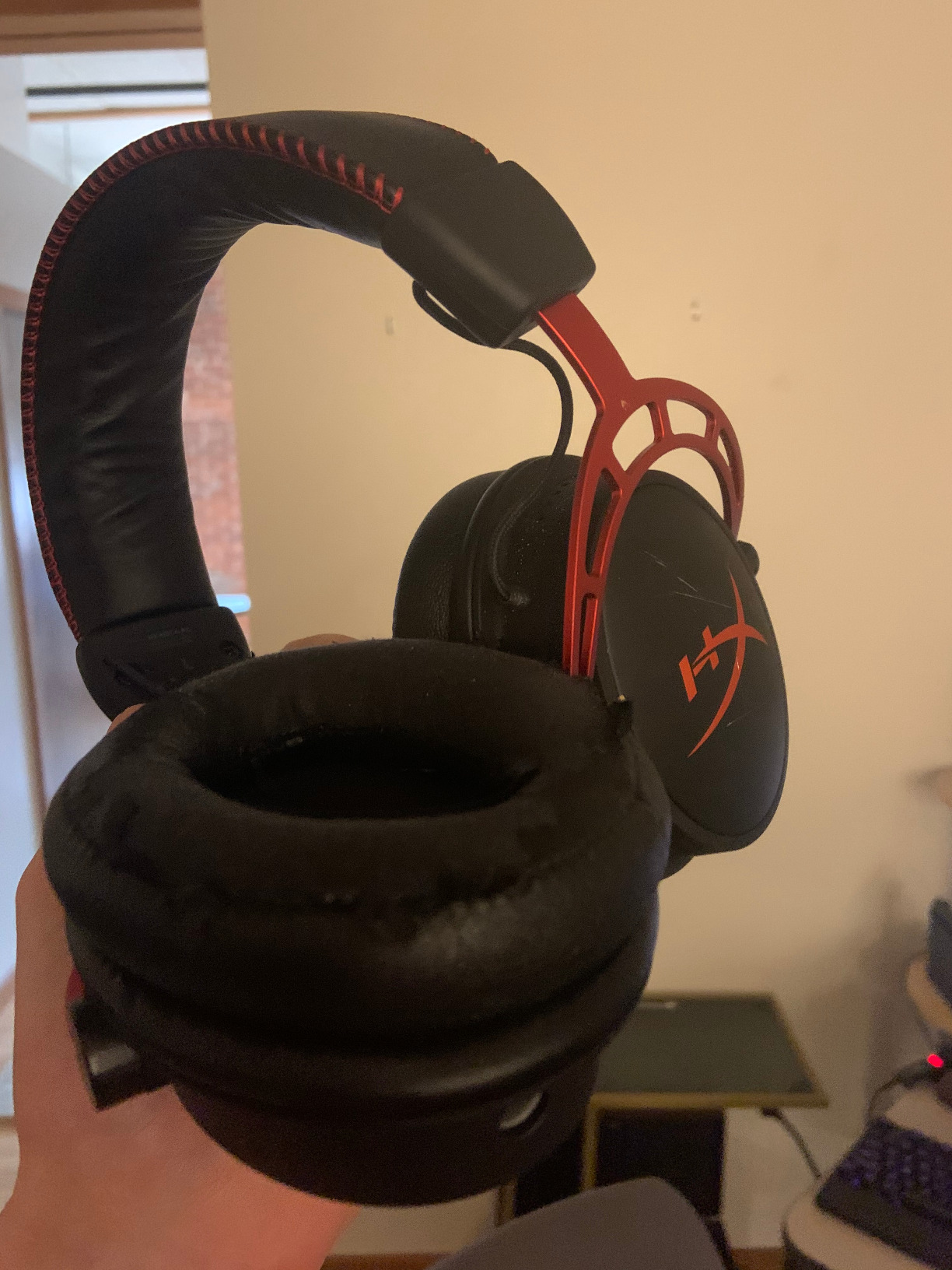 HyperX Cloud Alpha - Gaming Headset, Dual Chamber Drivers, Legendary Comfort, Aluminum Frame, Detachable Microphone, Works on PC, PS4, PS5, Xbox One/ Series X|S, Nintendo Switch and Mobile - Red customer photo 1