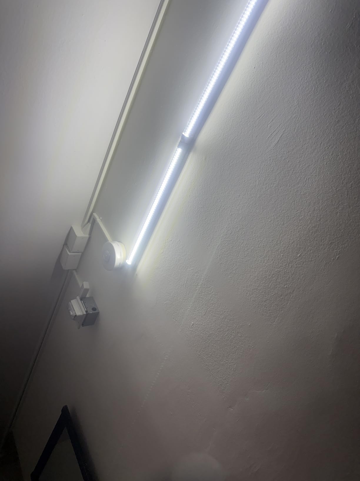 CNSUNWAY LED Shop Light 2FT, 20W 3000LM 6500K, T8 LED Tube Lights, Clear Cover, Ceiling and Utility Shop Lights, Linkable Light Fixture for Room, Garage, Workbench, Warehouse, ETL Listed (2 Pack) customer photo 1