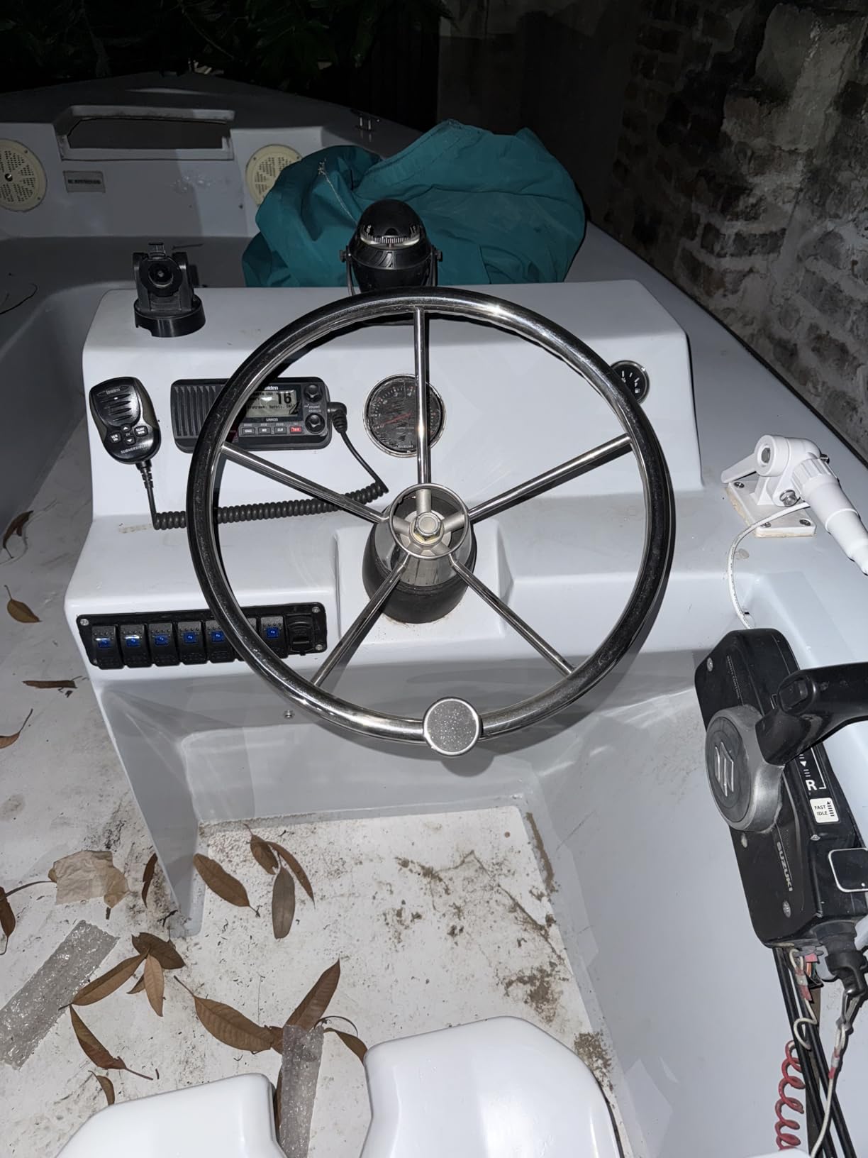 Uniden UM435 Advanced Fixed Mount VHF Marine Radio, All USA/International/Canadian Marine Channels Including New 4-Digit, CDN 