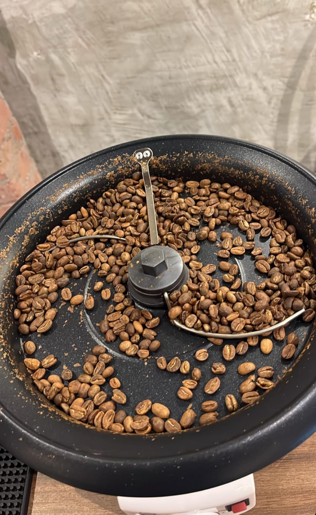 JIAWANSHUN Electric Coffee Bean Roaster for Home Use 1.1lb Capacity Temperature Control (0-240℃), Non-Stick, Perfect for Beginner Roasting, 1200W, 110V customer photo 1