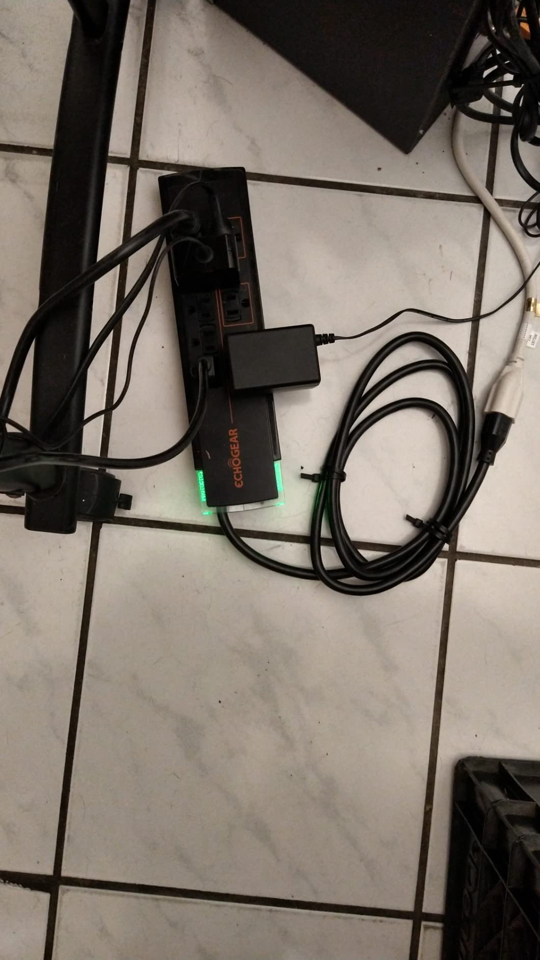 ECHOGEAR ShockBlocker 8 Outlet Surge Protector Power Strip - Slim Design Can Power & Protect Your Entire TV, Office, Or Gaming Setup - Advanced Surge Suppressor with 3420 Joules of Protection customer photo 2