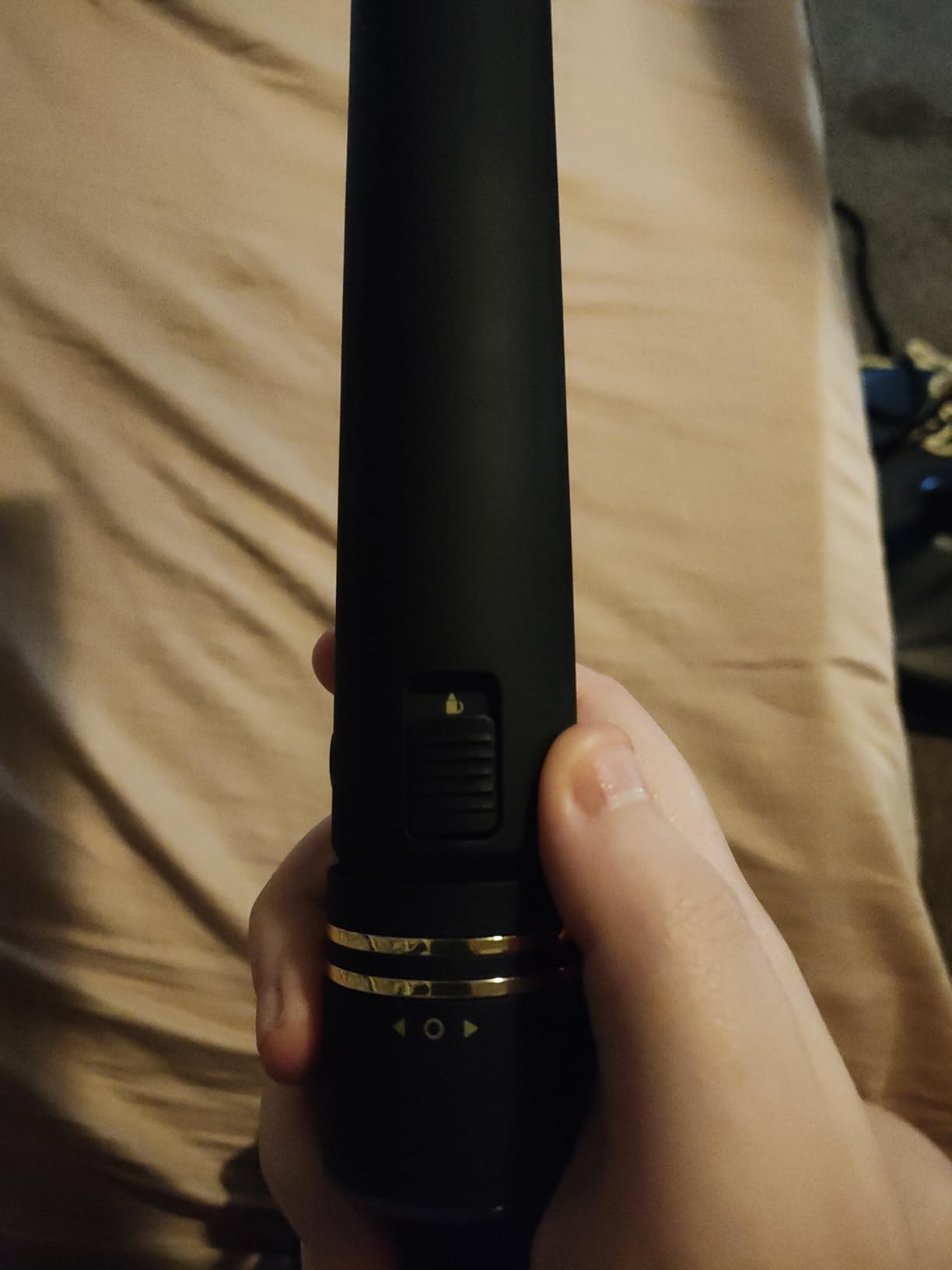 HOT TOOLS Black Gold Ionic 1 1/4 Inch Flat Iron, Use as Straightener for Sleek Straight Hair or Use Rounded Edges for Shiny Curls customer photo 2