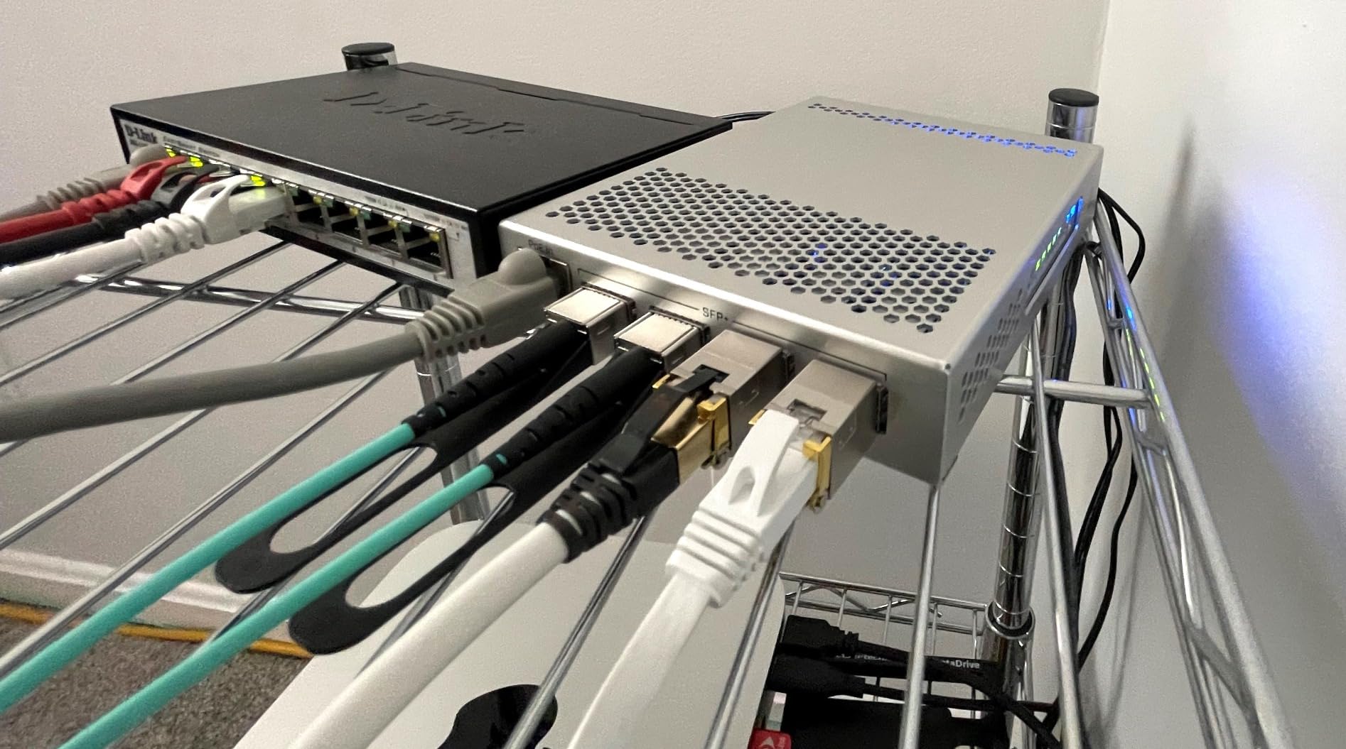 MikroTik CRS305-1G-4S+in Network Switch Managed Gigabit Ethernet (10/100/1000) Ethernet Power (PoE) customer photo 1