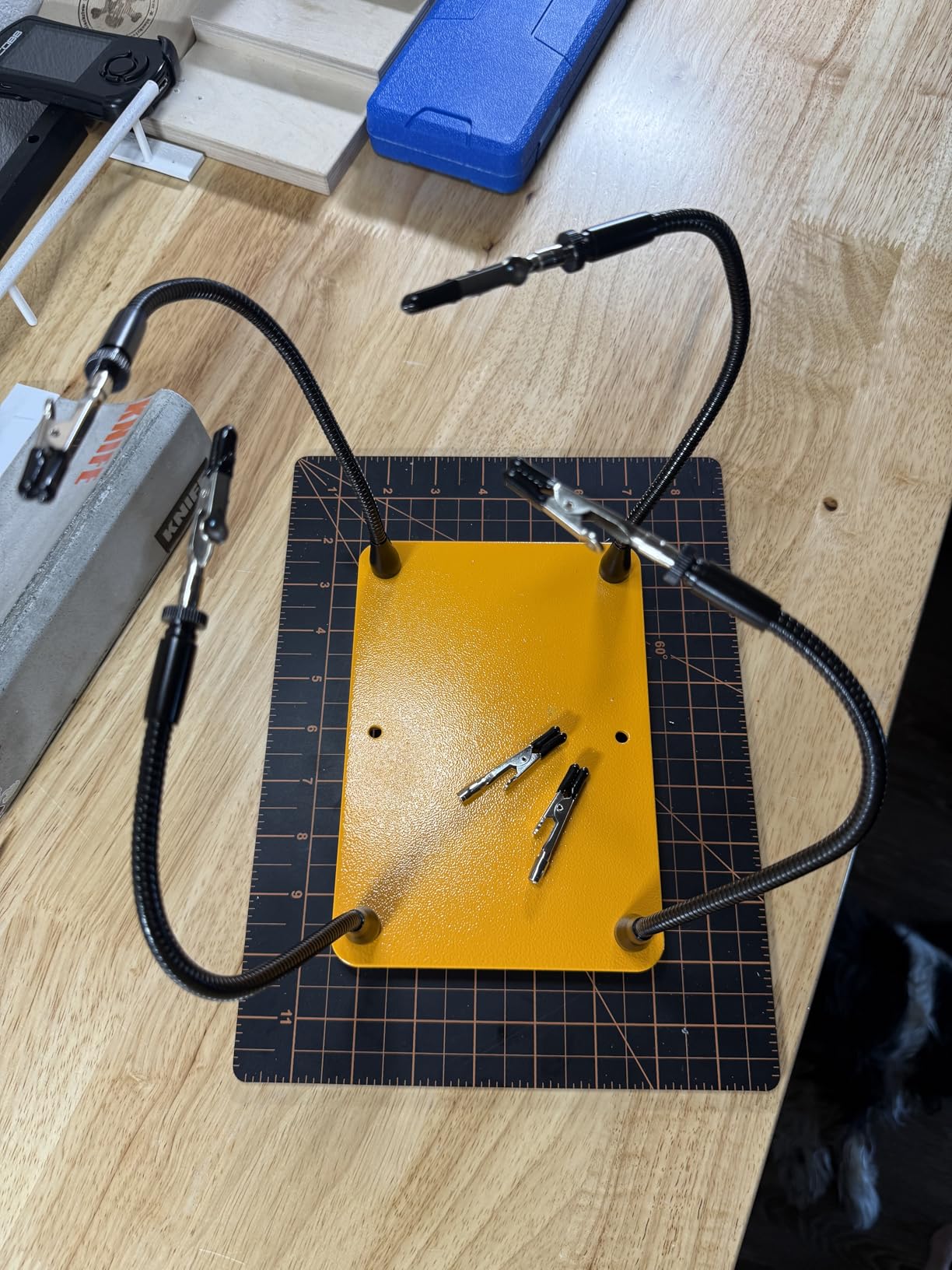 KOTTO Helping Hands Soldering, Third Hand Soldering Tool PCB Holder Four Arms Helping Hands Crafts Jewelry Hobby Workshop Helping Station Non-Slip Steel Weighted Base customer photo 1