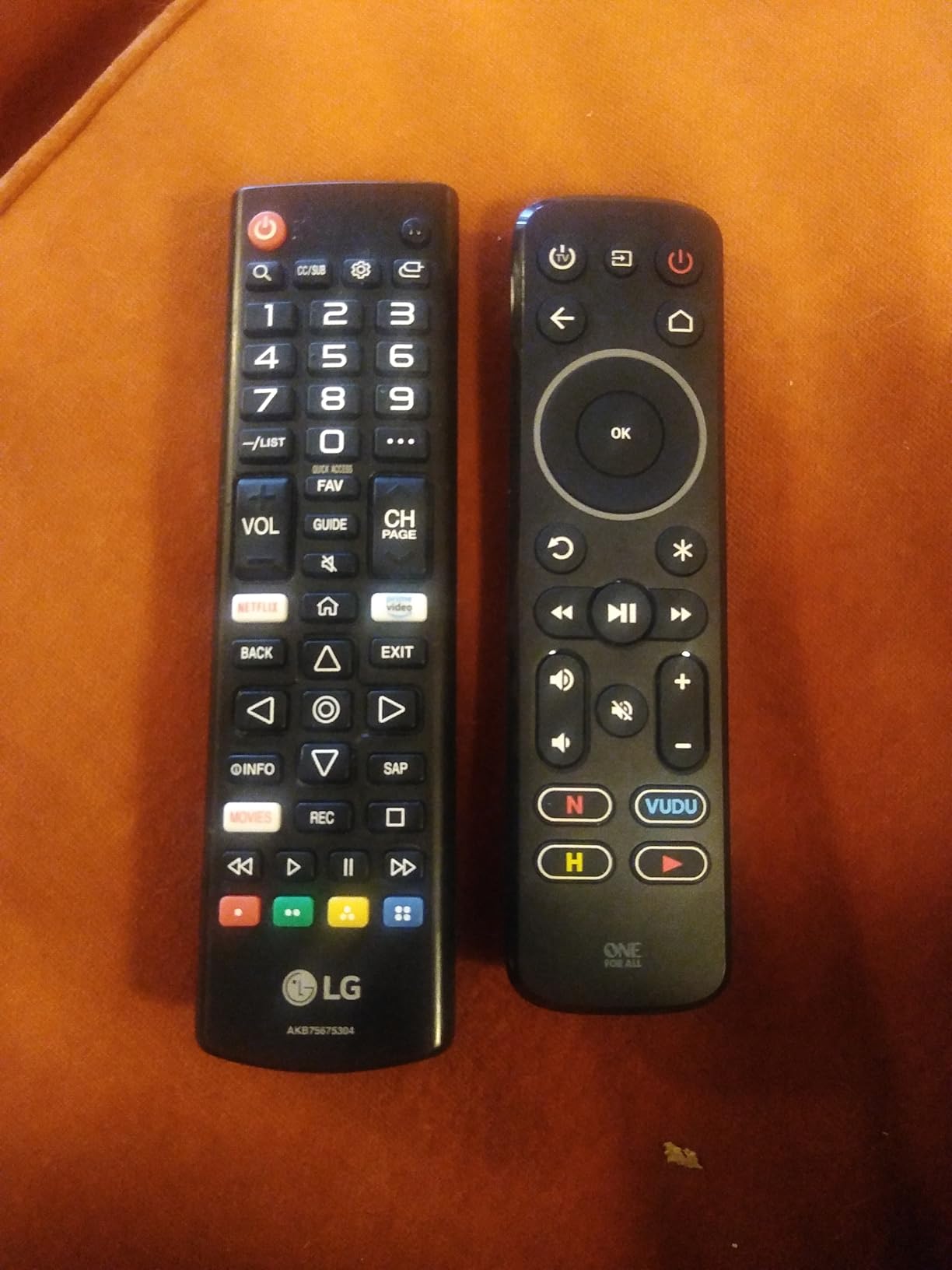 One For All Streamer Remote (New, in Retail Packaging) - Controls up to 3 Devices - (IR) - Control Your Streamer Box, TV and Sound bar - Learning Feature - Backlit Keys - Black - URC7935 customer photo 1