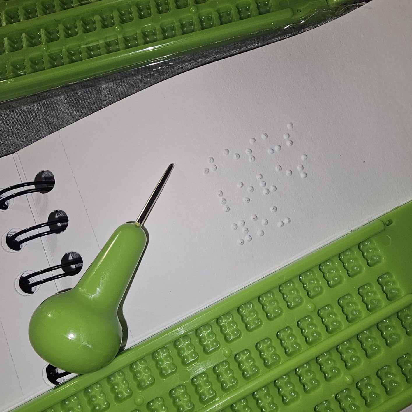 Frienda 2 Pack 4 Lines 28 Cells Braille Slate and Stylus Kit Writing Label Maker Plastic Slate Braille Fingerboard,Green customer photo 1