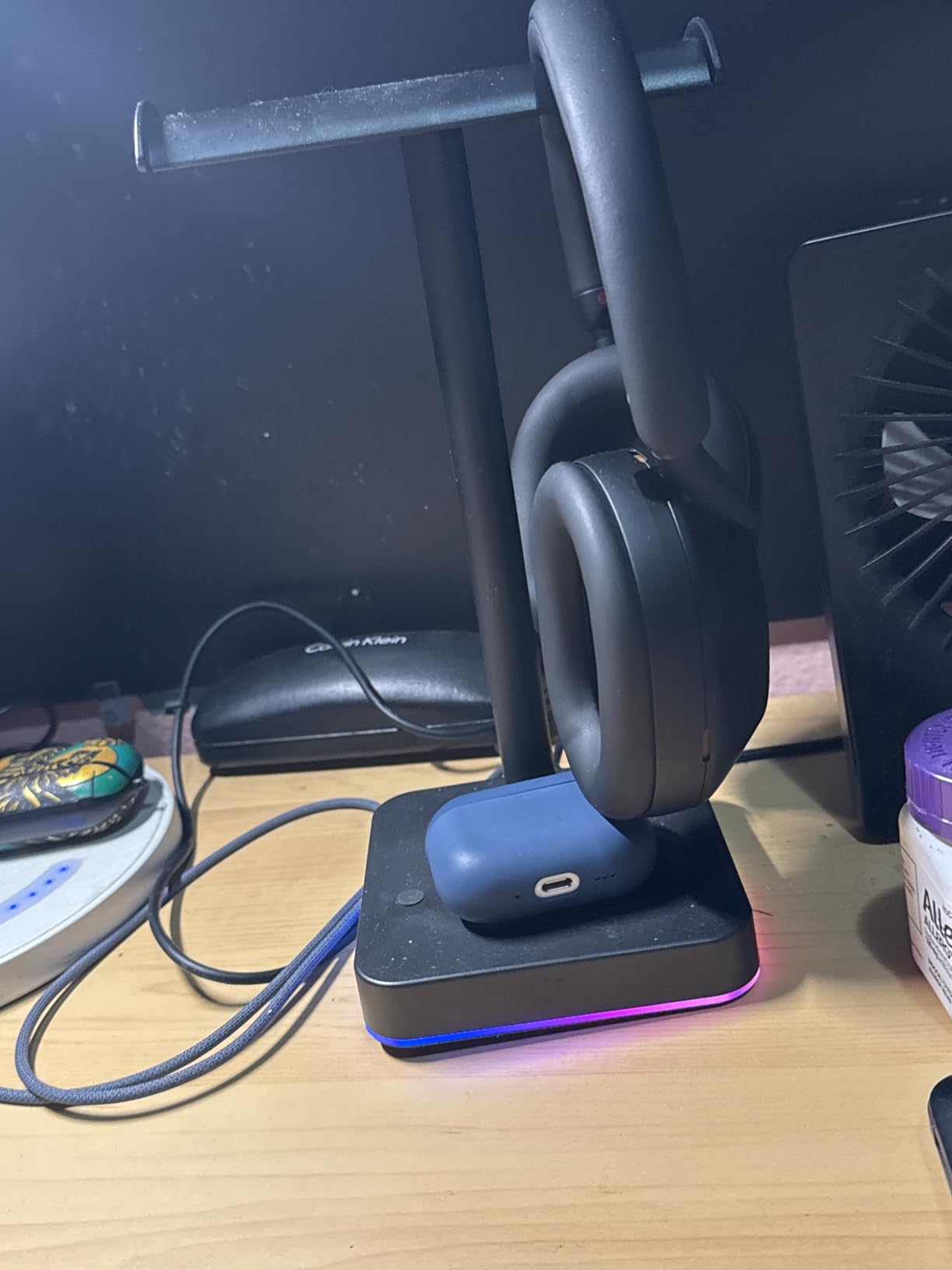 KAFRI RGB Headphone Stand with Wireless Charger Desk Gaming Headset Holder Hanger Rack with 10W/7.5W Fast Charge QI Wireless Charging Pad customer photo 1