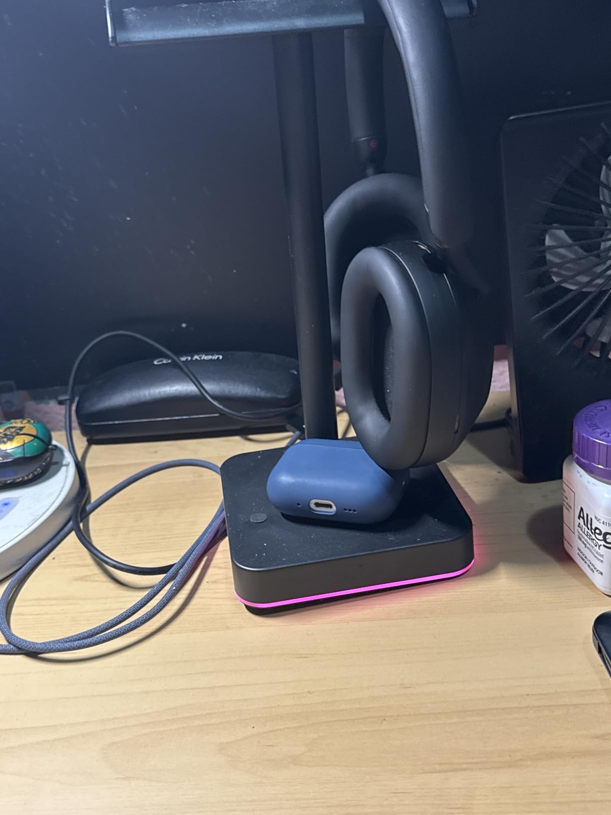 KAFRI RGB Headphone Stand with Wireless Charger Desk Gaming Headset Holder Hanger Rack with 10W/7.5W Fast Charge QI Wireless Charging Pad customer photo 2