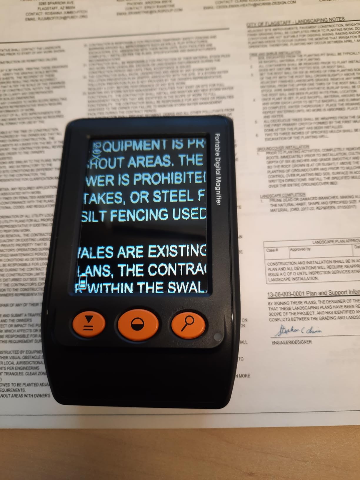 Eyoyo Digital Magnifier Portable Electronic Video Magnifier Reading Aids 3.5 Inch LCD Screen for Low Vision 2x-25x Zoom Foldable Handle customer photo 2