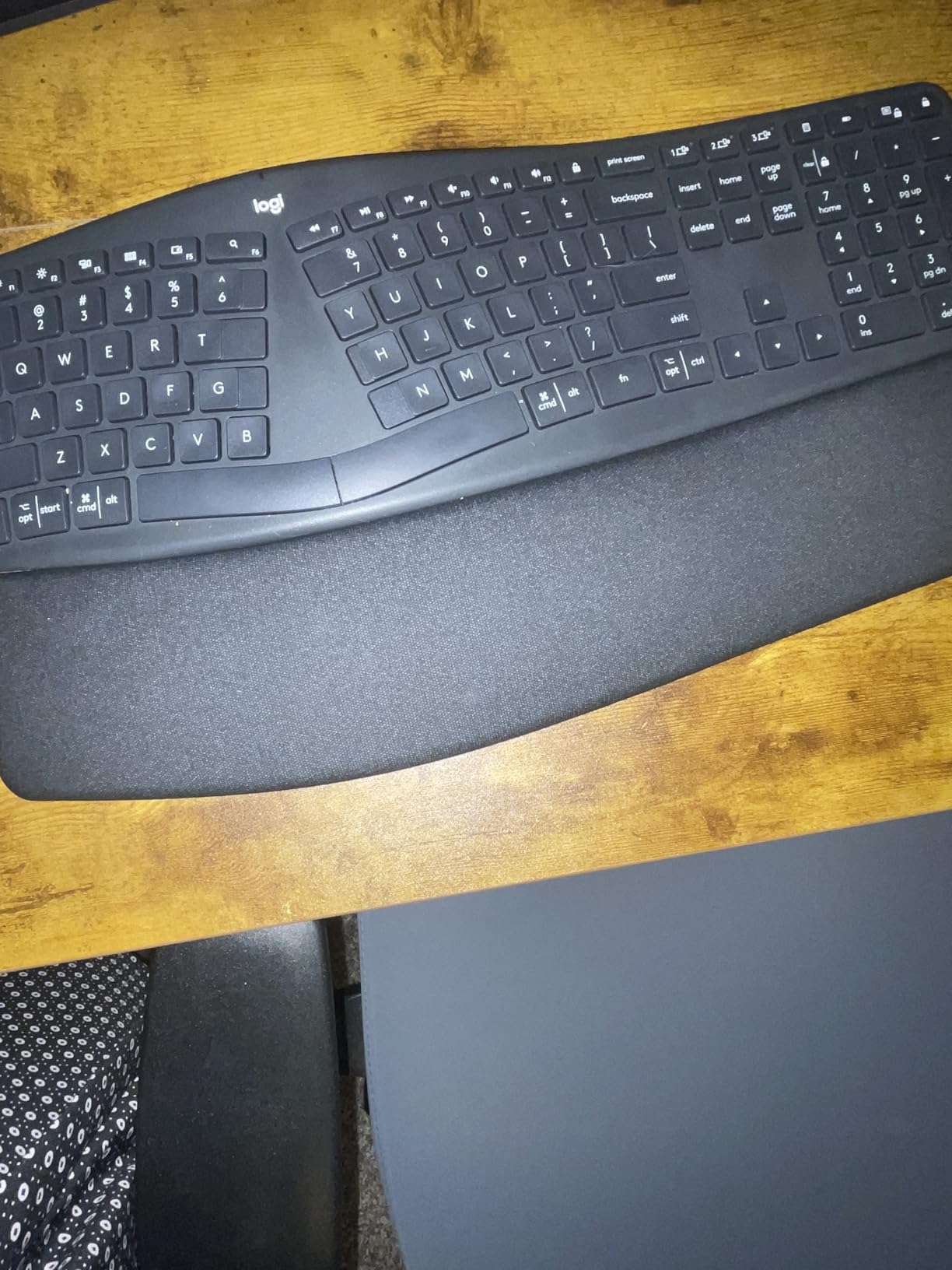 Ergo K860 Wireless Ergonomic Keyboard - Split Keyboard, Wrist Rest, Natural Typing, Stain-Resistant Fabric, Bluetooth and USB Connectivity, Compatible with Windows/Mac, Black customer photo 2