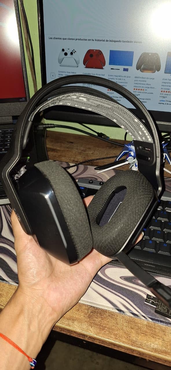 Logitech G733 Lightspeed Wireless Gaming Headset with Suspension Headband - Lightweight, Blue VO!CE Mic customer photo 2