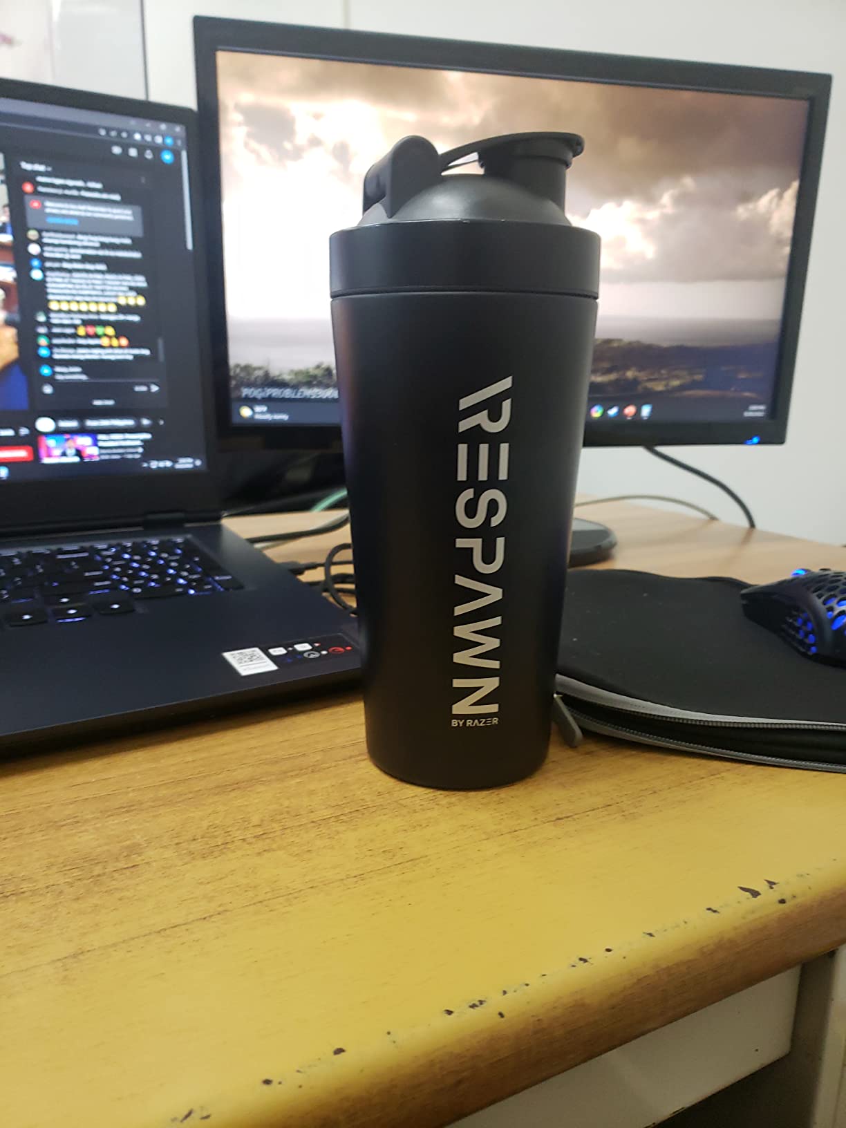 RESPAWN By Razer Stainless Steel Shaker - Black - Dual-Insulated Shaker Cup - Built-In Grate - Locking Cap - 20oz customer photo 1