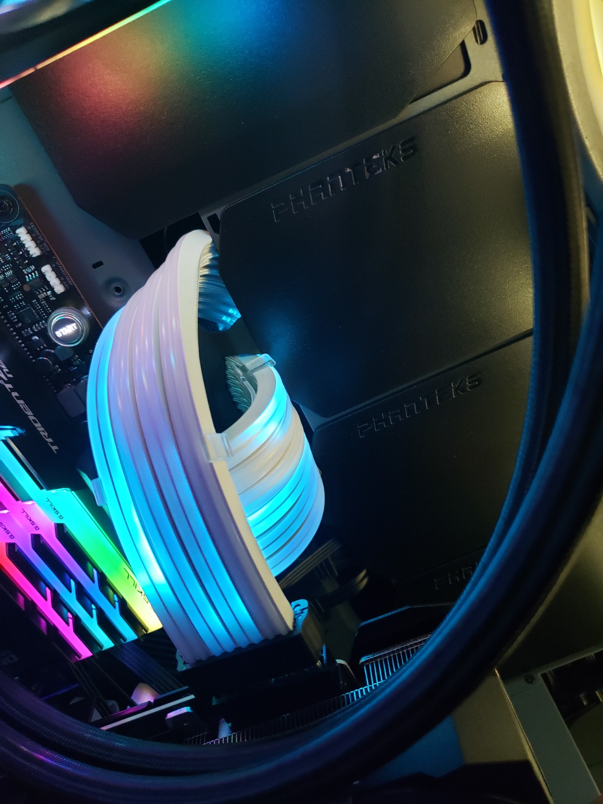 Lian Li Addressable RGB Strimer Plus Dual 6+2 to 8 Pin (Original Version 1, not V2 Version) customer photo 1