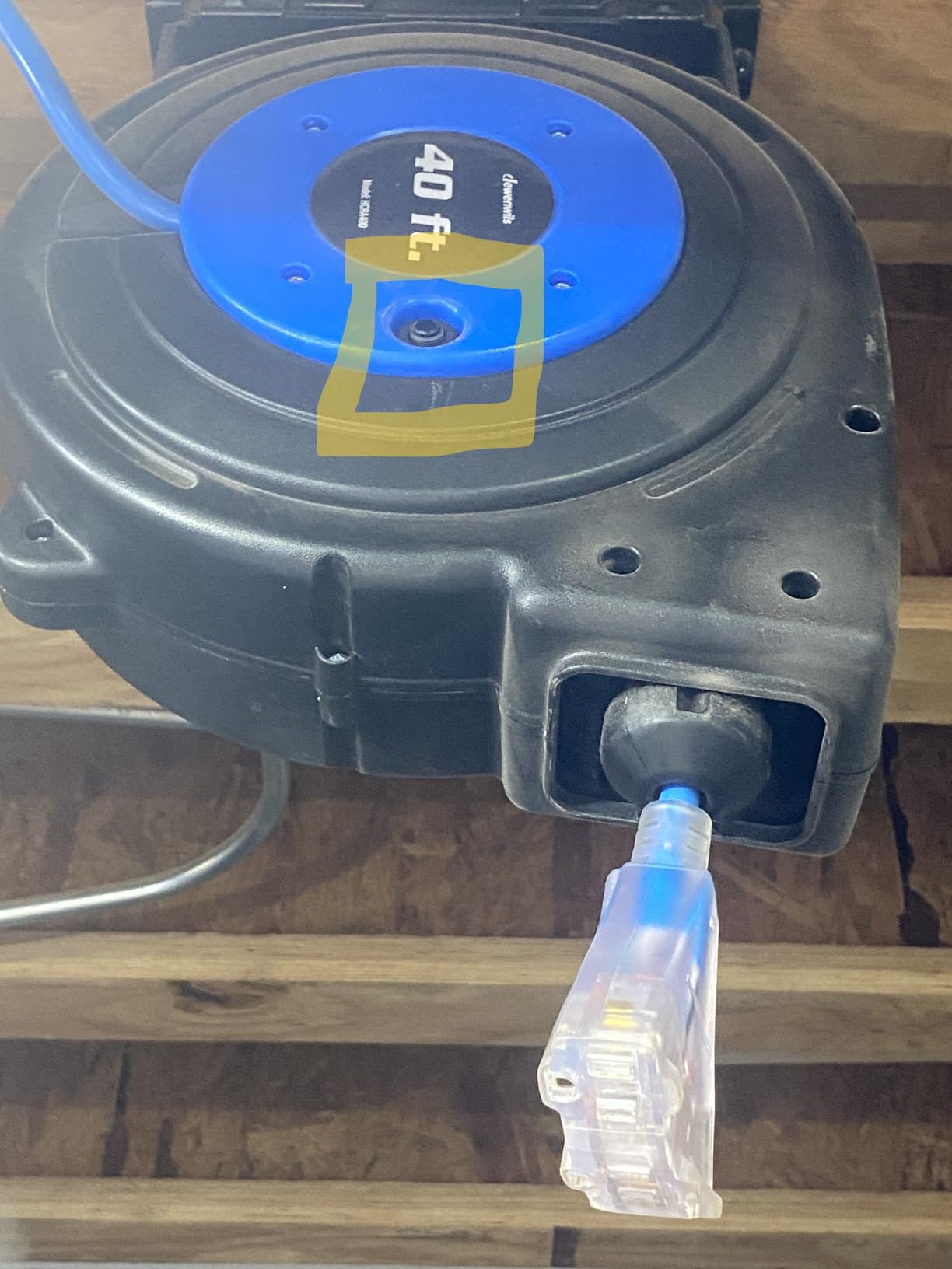 DEWENWILS Retractable Extension Cord Reel, 40 FT Heavy Duty Power Cord, 12AWG/3C SJTOW, 3 Grounded Outlets Lighted Triple Tap, 15 Amp Circuit Breaker, UL Listed customer photo 1