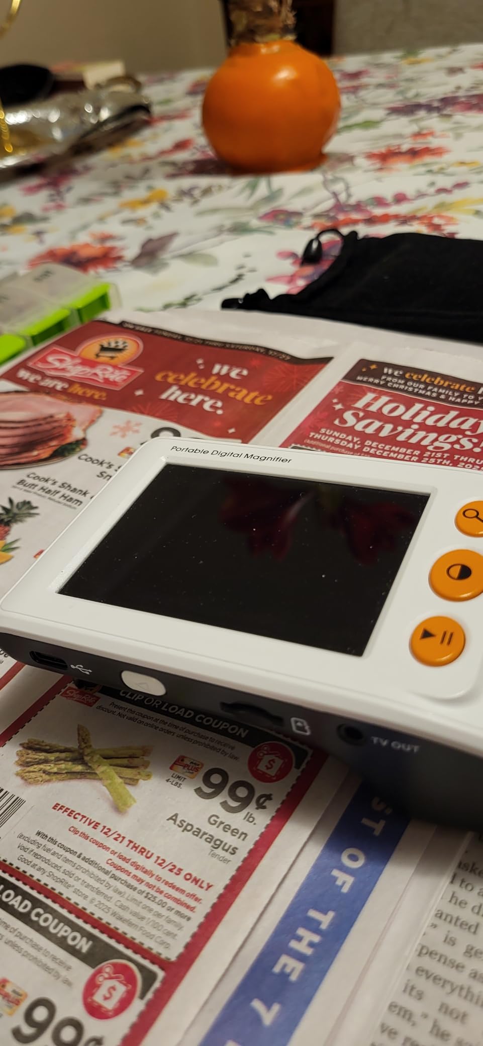 Eyoyo Portable Digital Video Magnifier Electronic Reading Aid 3.5 Inch LCD Screen for Low Vision 2x-25x Zoom Foldable Handle customer photo 1