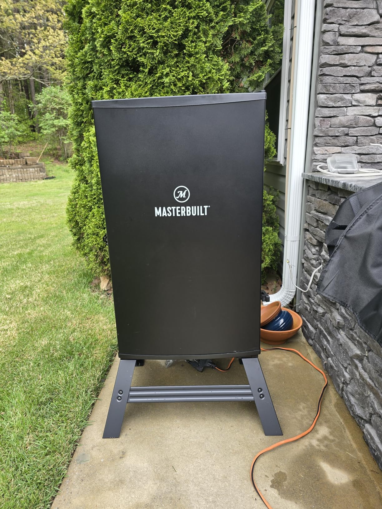 Masterbuilt 40-inch Digital Electric Vertical BBQ Smoker with Side Wood Chip Loader, Chrome Smoking Racks and 970 Cooking Square Inches in Black, Model MB20072918 customer photo 2