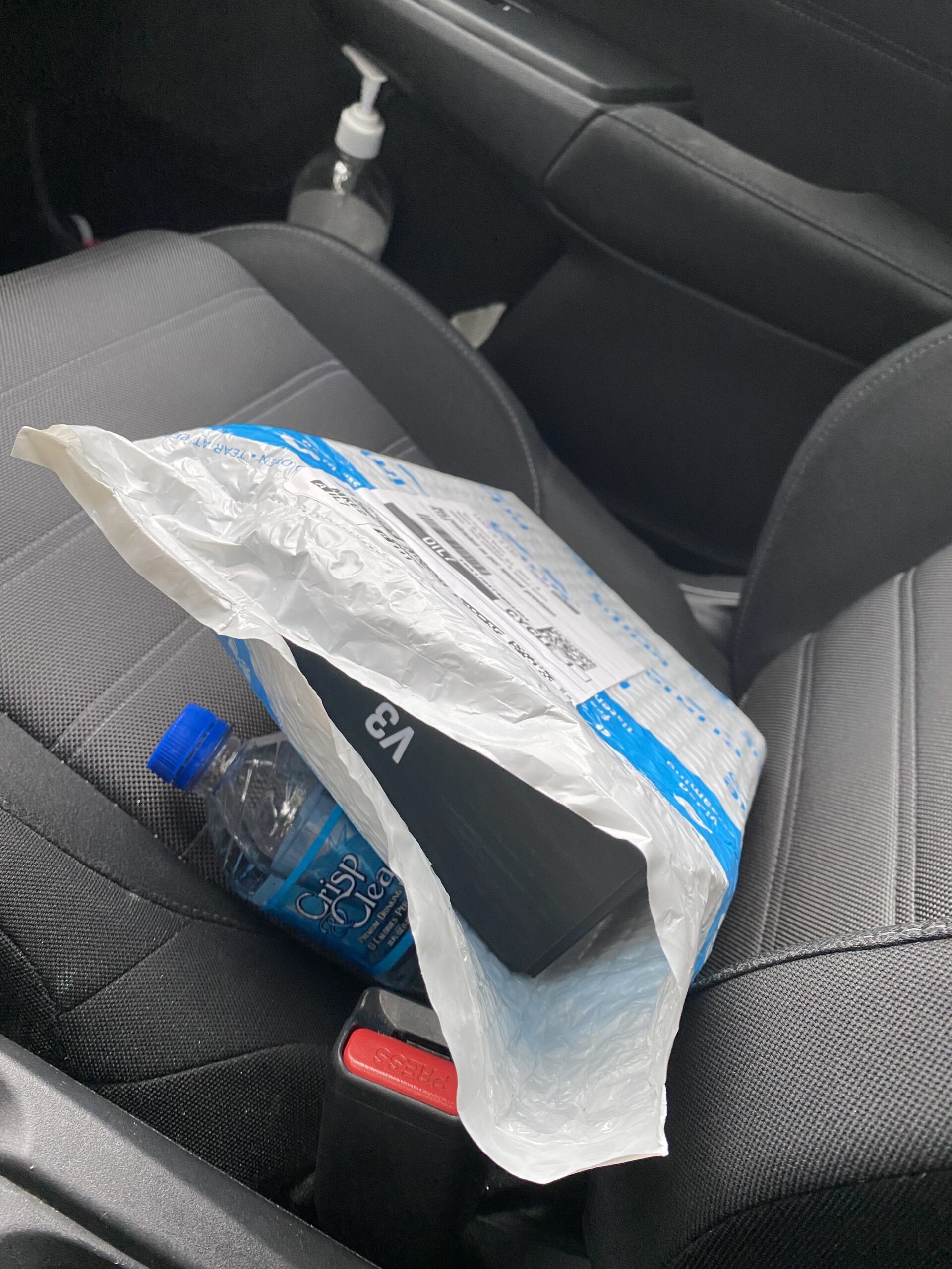 Zoom V3 Vocal Processor with Harmony, Pitch Correction, Reverb & Delay, 16 Studio Effects, Real-Time Vocal Processing, Battery Powered for Streaming & Live Performance customer photo 2