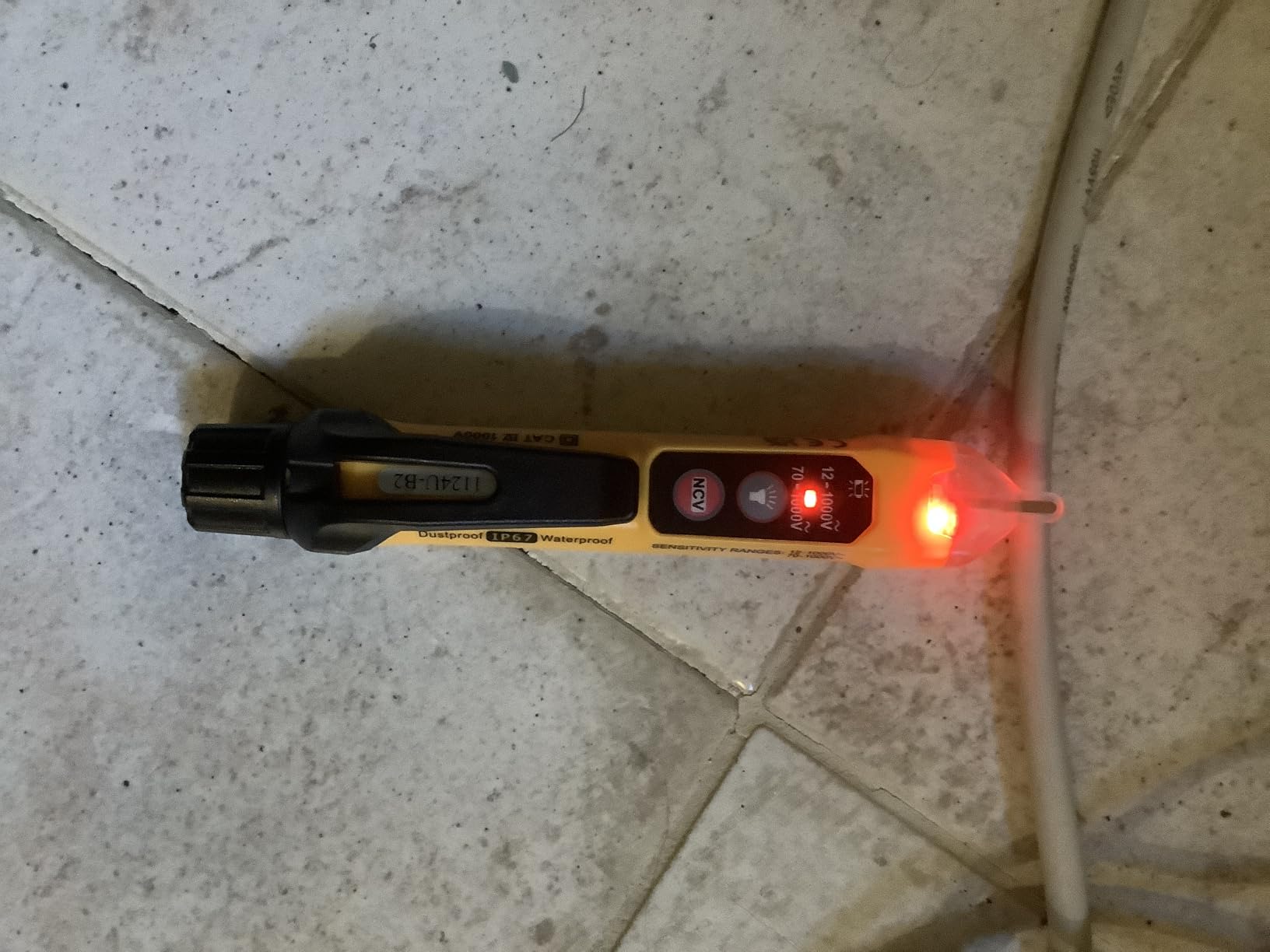 Klein Tools NCVT3P Dual Range Non Contact Voltage Tester, 12 - 1000V AC Pen, Flashlight, Audible and Flashing LED Alarms, Pocket Clip customer photo 2