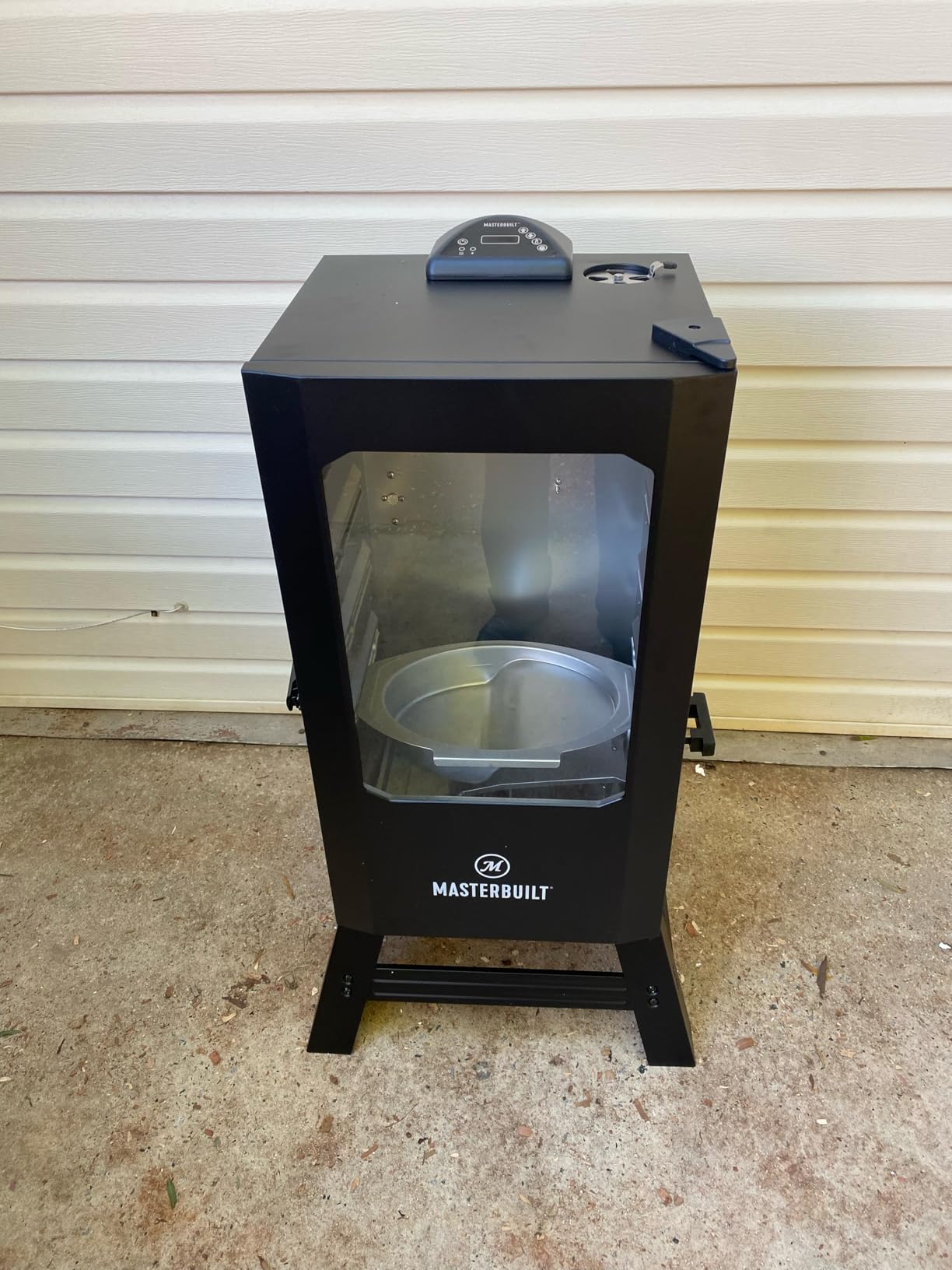 Masterbuilt 30-inch Digital Electric Vertical BBQ Smoker with Leg Kit, Side Wood Chip Loader and 710 Cooking Square Inches in Black, Model MB20070421 customer photo 1