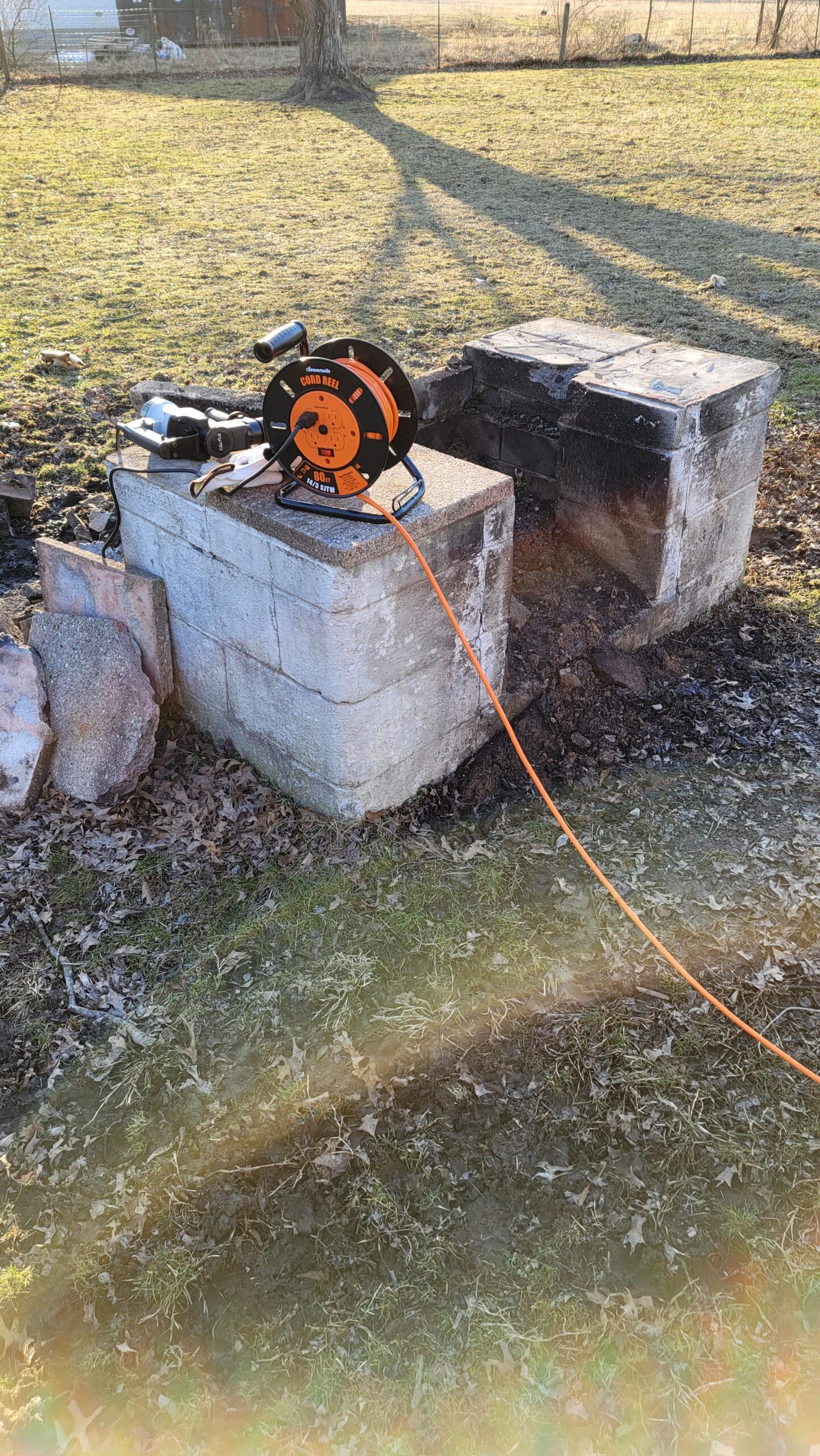 DEWENWILS Retractable Extension Cord Reel, 80FT Heavy Duty Open Cord Reel for Indoor Outdoor, 14/3 AWG SJTW, 4 Grounded Outlets, 13 Amp Circuit Breaker,Handle Rewind, Metal Stand, ETL Listed customer photo 1