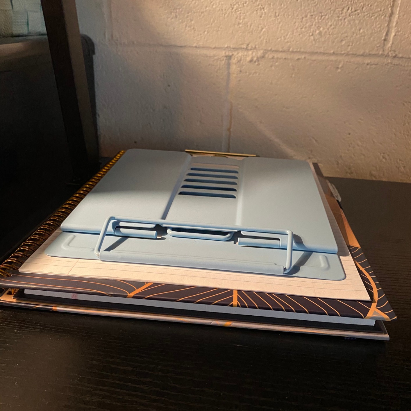 MSDADA 1PC Desk Book Stand Metal Reading Rest Book Holder Adjustable Cookbook Documents Holder Portable Sturdy Bookstands for Recipes Textbooks Tablet Music Books with Page Clips (Black) customer photo 2