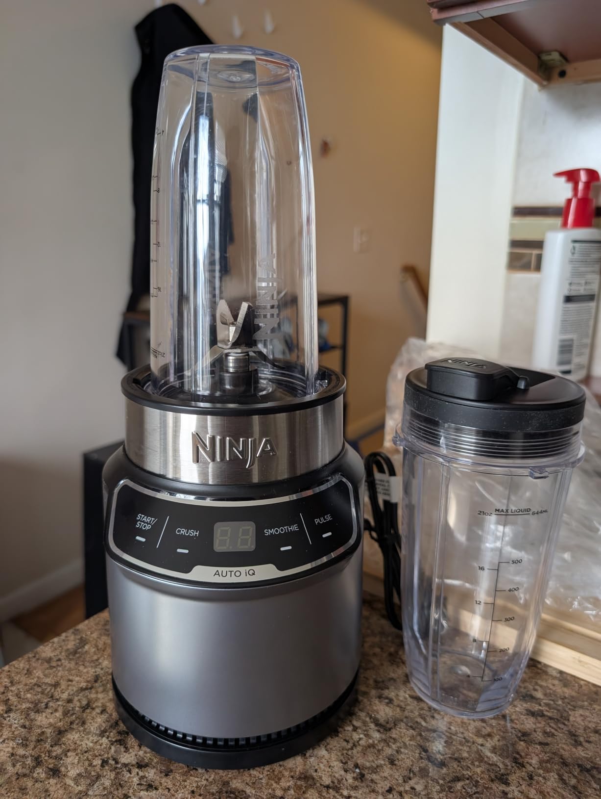 Ninja | Blender | Nutri Pro | Single Serve | For Smoothies, Salsa, Shakes and Frozen Drinks | Includes 2 Smoothie Cups & Lids | Crushes Ice, Fruit & Veggies | Silver | BN401 customer photo 2