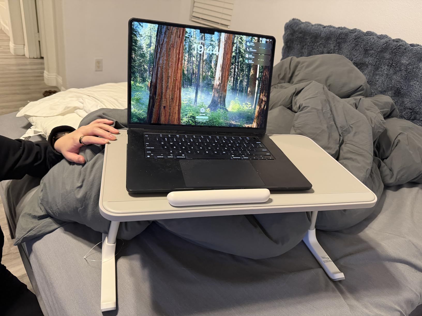 SAIJI Leather Lap Desk Laptop Bed Tray Table, Adjustable Laptop Stand for Bed, Portable Lightweight Standing Desk for Writing Eating Reading Couch Sofa Floor for Adults Kids (20.5