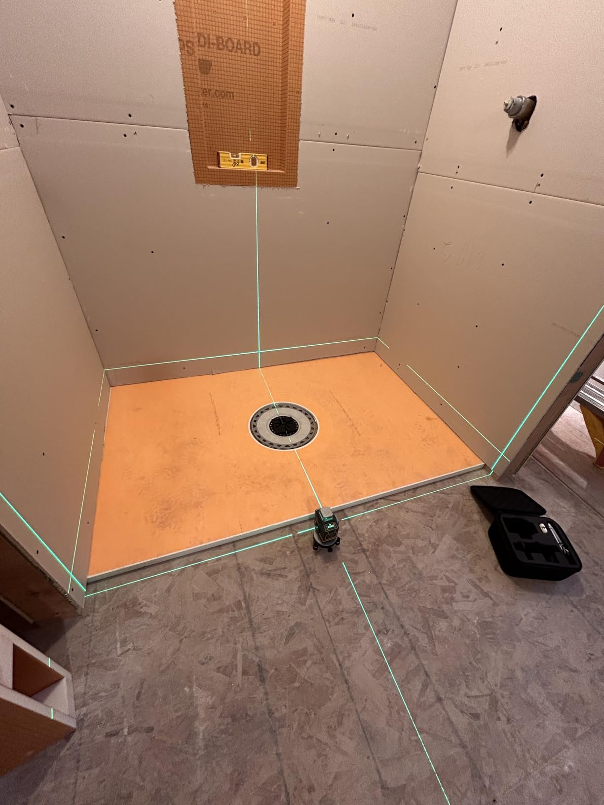 CIGMAN Laser Level Self Leveling 3x360° 3D Green Cross Line for Construction and Picture Hanging, Rechargeable battery, Remote Controller, Magnetic Rotating Stand Included customer photo 1