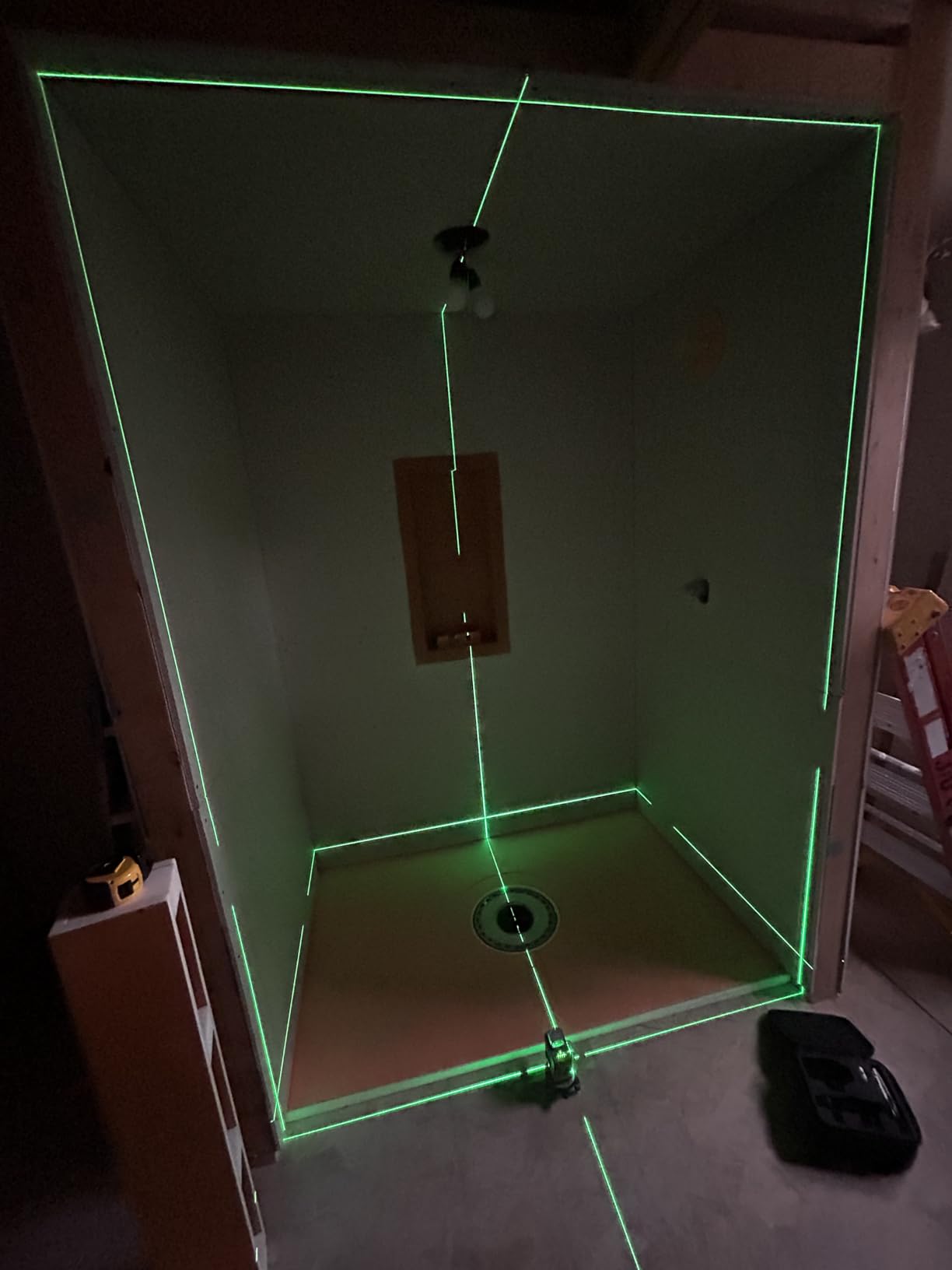 CIGMAN Laser Level Self Leveling 3x360° 3D Green Cross Line for Construction and Picture Hanging, Rechargeable battery, Remote Controller, Magnetic Rotating Stand Included customer photo 2