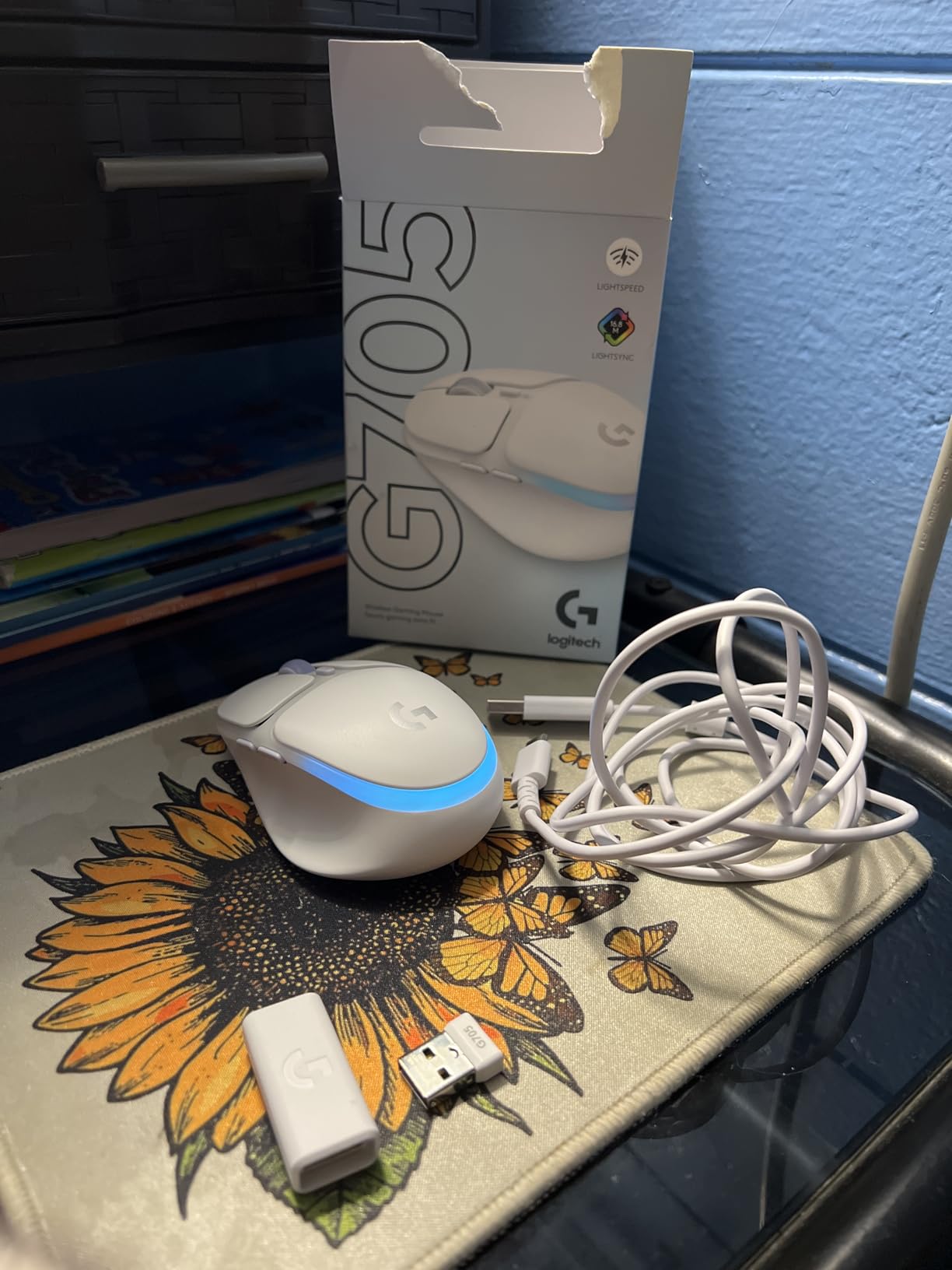 Logitech G705 Wireless Gaming Mouse, Customizable LIGHTSYNC RGB Lighting, Lightspeed Wireless, Bluetooth Connectivity, Lightweight, PC/Mac/Laptop - White Mist customer photo 1