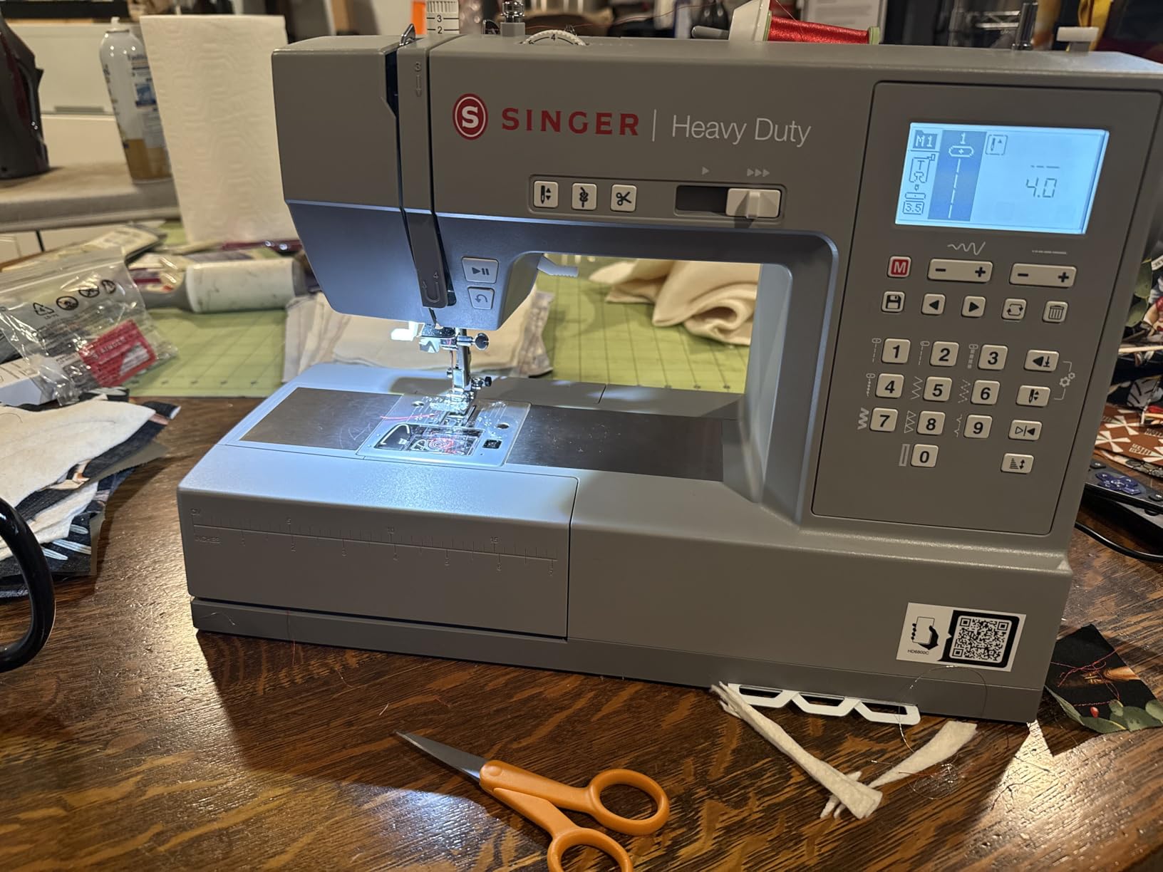 SINGER Heavy Duty 6800C Computerized Sewing Machine, 586 Stitch Applications, LCD Screen, Full Metal Frame customer photo 1
