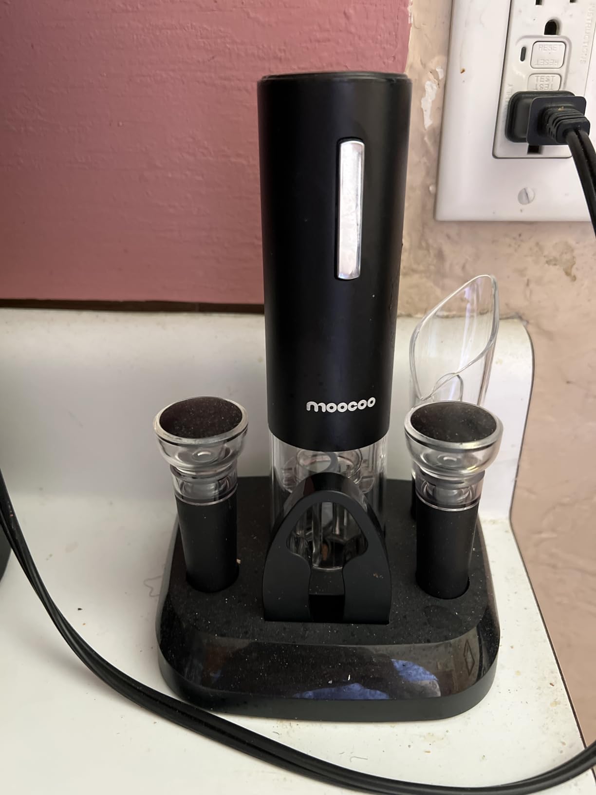 Moocoo Electric Wine Opener with Charging Base, Cordless Electric Wine Bottle Opener with 2-in-1 Aerator & Pourer, Foil Cutter, 2 Vacuum Preservation Stoppers, Display Charging Station customer photo 1