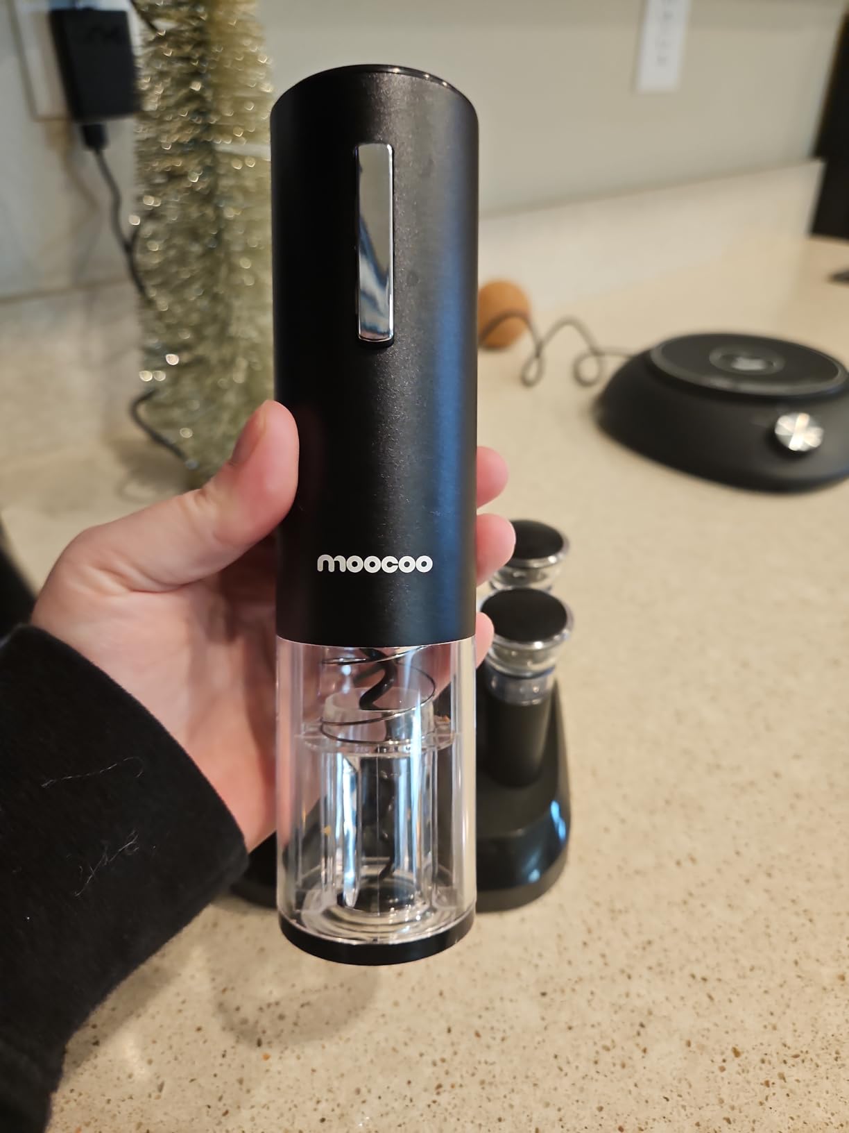 Moocoo Electric Wine Opener with Charging Base, Cordless Electric Wine Bottle Opener with 2-in-1 Aerator & Pourer, Foil Cutter, 2 Vacuum Preservation Stoppers, Display Charging Station customer photo 2