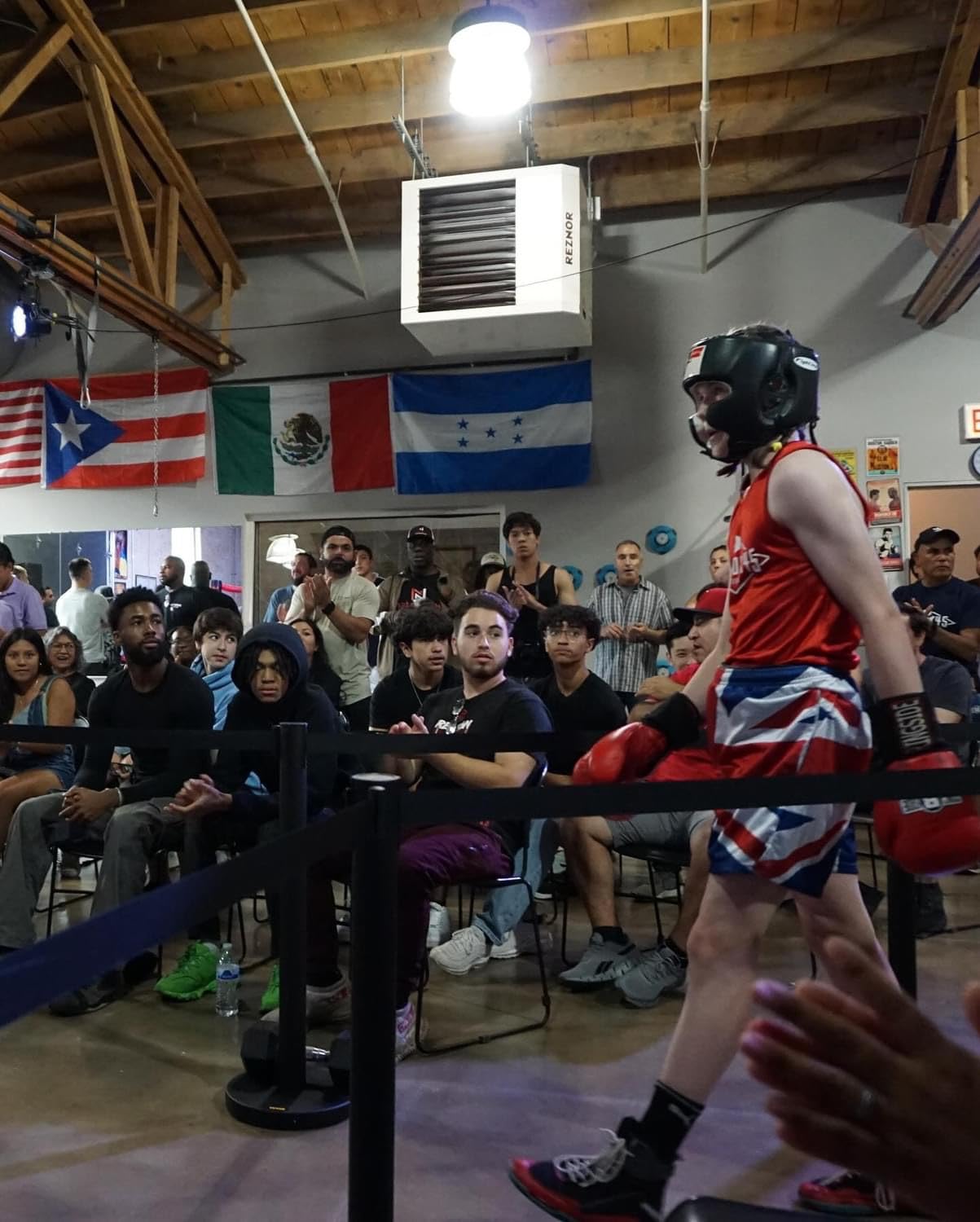 VEVOR Crowd Control Stanchion Set, Stanchion Set with 6.6 ft/2 m Black Retractable Belt, Black Crowd Control Barrier w/Concrete and Solid Metal Base - Easy Connect Assembly (6) customer photo 1