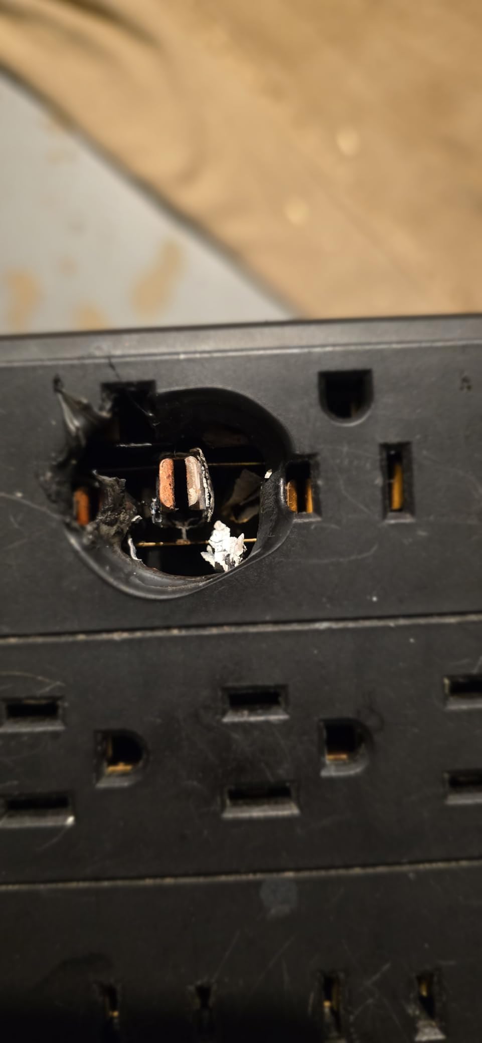 18 Outlets Surge Protector Power Strip - 6 Feet Flat Plug Heavy Duty Extension Cord with 18 Widely Outlets and 4 USB Ports, 2100 Joules, Black, ETL Listed customer photo 1