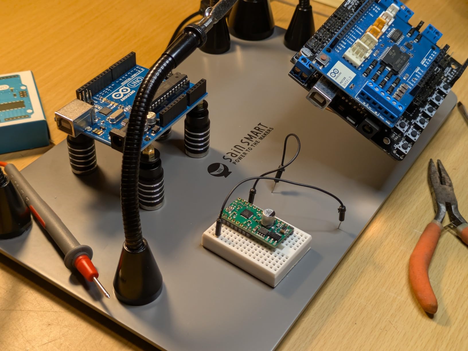 SainSmart Magnetic Helping Hands Soldering Station with an 11.1 x 7.1 Inch Larger Base, 5X LED Magnifying Lamp, 4 PCB Circuit Board Holder & 4 Flexible Magnetic Helping Hands customer photo 2